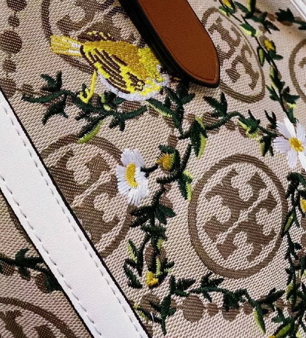 ของแท้ 💯% TORY BURCH FACTORY MONOGRAM JACQUARD TOTE BAG กระเป๋าถือหรือสะพายรุ่นล่าสุดดีไซน์ยอดนิยมจาก TORY BURCH FACTORY OUTLET วัสดุ Woven Jacquard & Leather ทอลาย Jacquard Singnature
