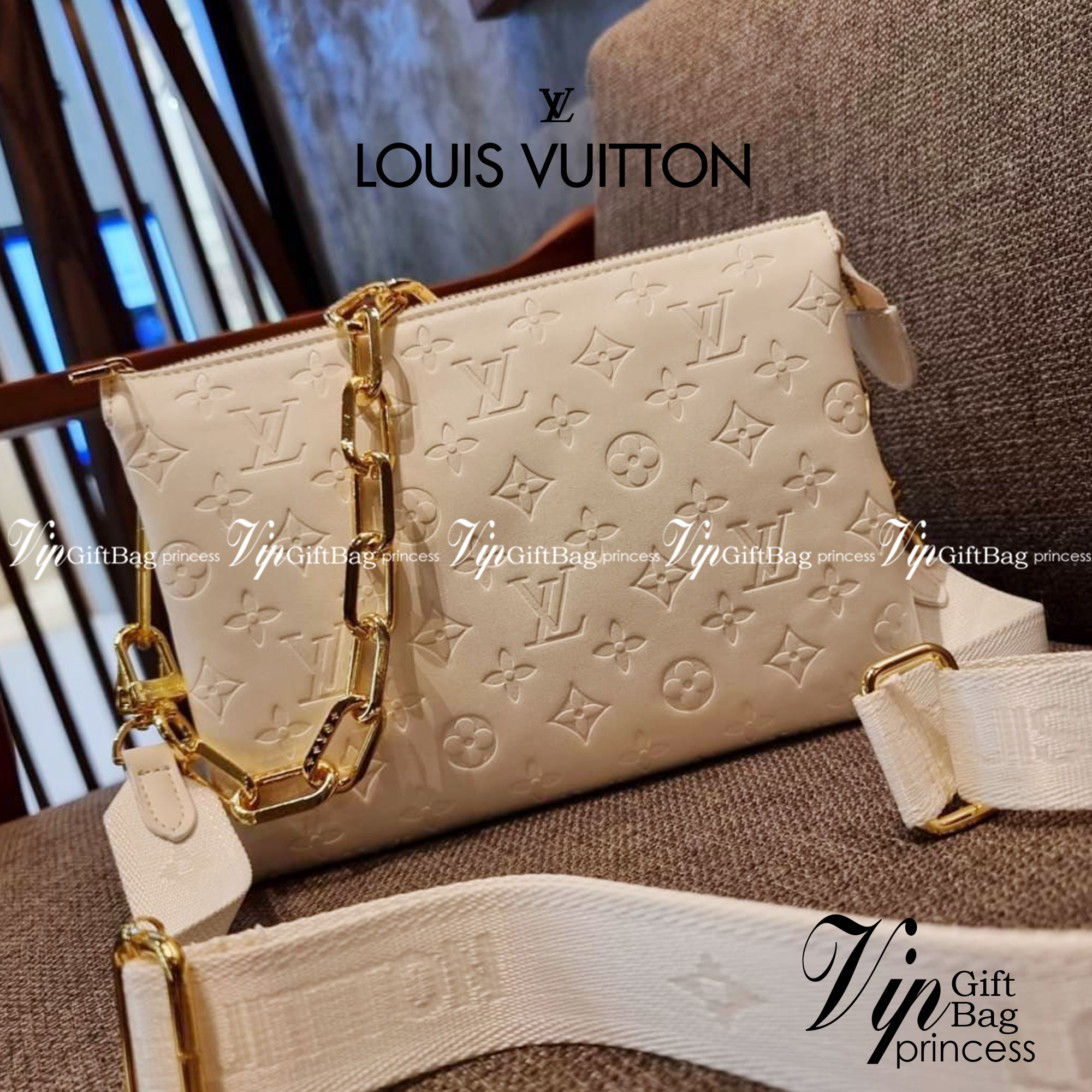 LV HANDLE POUCH MONOGRAM กระเป๋าสะพายกึ่งคลัชท์ สุดล้ำ ใหม่ล่าสุดมาแรงมาก ด้วยความสวยปังตั้งแต่แรกเห็น วัสดุหนังแกะปั๊มลายสวยคม มาพร้อมสาย 2 เส้น เลิศๆ มีสายโซ่ที่มีดีเทลละเอียดไม่ซ้ำ และสายสปอร์ตครอสบอดี้ ที่จะคล้องไว้ทั้งสองเส้นก็ดีงาม หรือสลับใช้ตามลุค