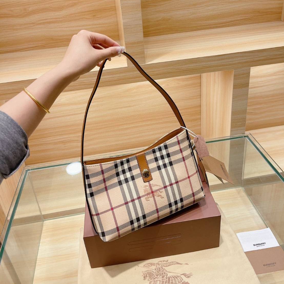 BURBERRY VINTAGE BAG VIP GIFT WITH PURCHASE (GWP) พรีเมี่ยมกิ๊ฟ Limited Edition จากBURBERRY วัสดุหนังPVC หนังนิ่ม กระเป๋าสะพายไหล่ทรงสวย เปิดปิดด้วยกระดุมแม่เหล็กด้านใน ภายในมีช่องใส่ของโล่งกว้าง พร้อมช่องซิปอีกหนึ่งช่อง สามารถใส่มือถือ กระเป๋าสตางค์ยาว ข