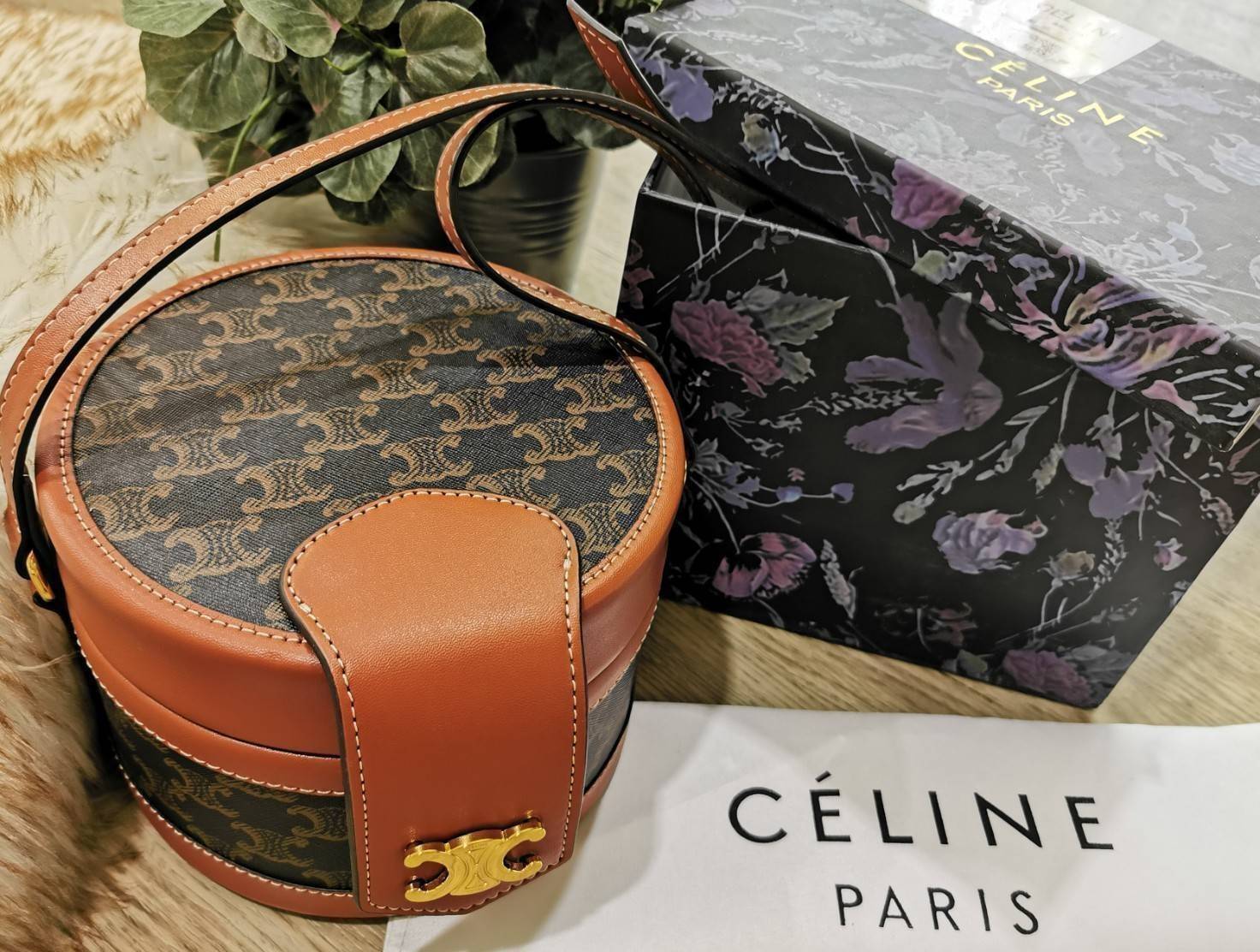 CELINE CROSSBODY BAG VIP GIFT WITH PURCHASE (GWP) พรีเมี่ยมกิ๊ฟ Limited Edition จาก CELINE PERFUME DUTY FREE COUNTER วัสดุ TRIOMPHE CANVAS & LEATHER ทรงกลมสวยหรูอยู่ทรงเปิดปิดด้วยฝาปิดกระดุมโลโก้แบรนด์