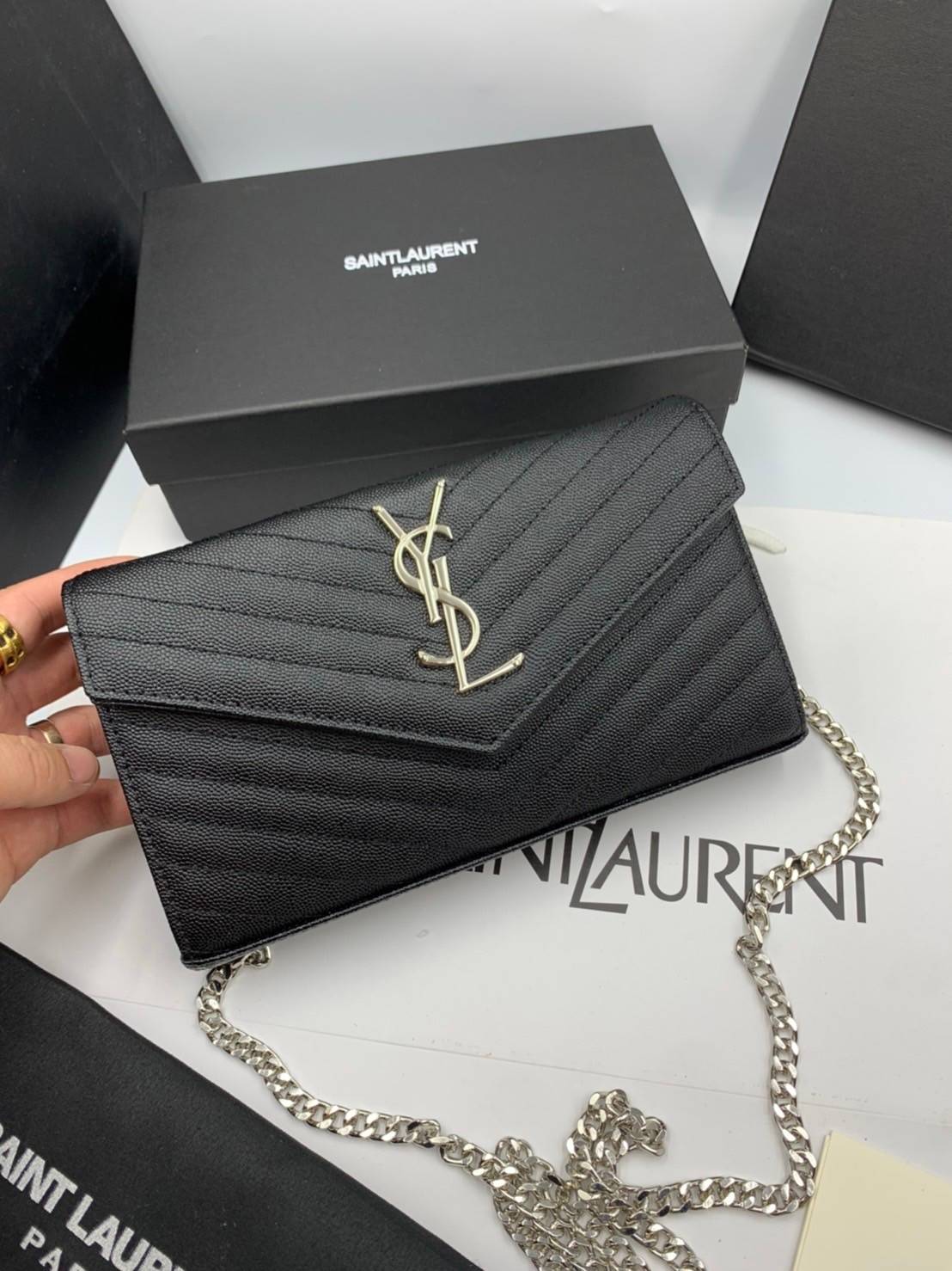 VIP GIFT 】หนังแท้ YSL WOC 9" Saint Laurent Chain Wallet Envelope Woc Monogram Black Leather Cross Body Bag กระเป๋าเงิน wallet on chain ที่มาพร้อมสายสะพายแบบโซ่ ขนาด 9” หนังวัวติดโลโก้ YSL มีทั้งอะไหล่เงิน ทอง และดำ ด้านในมีช่องซิป และช่องใส่การ์ด เรี