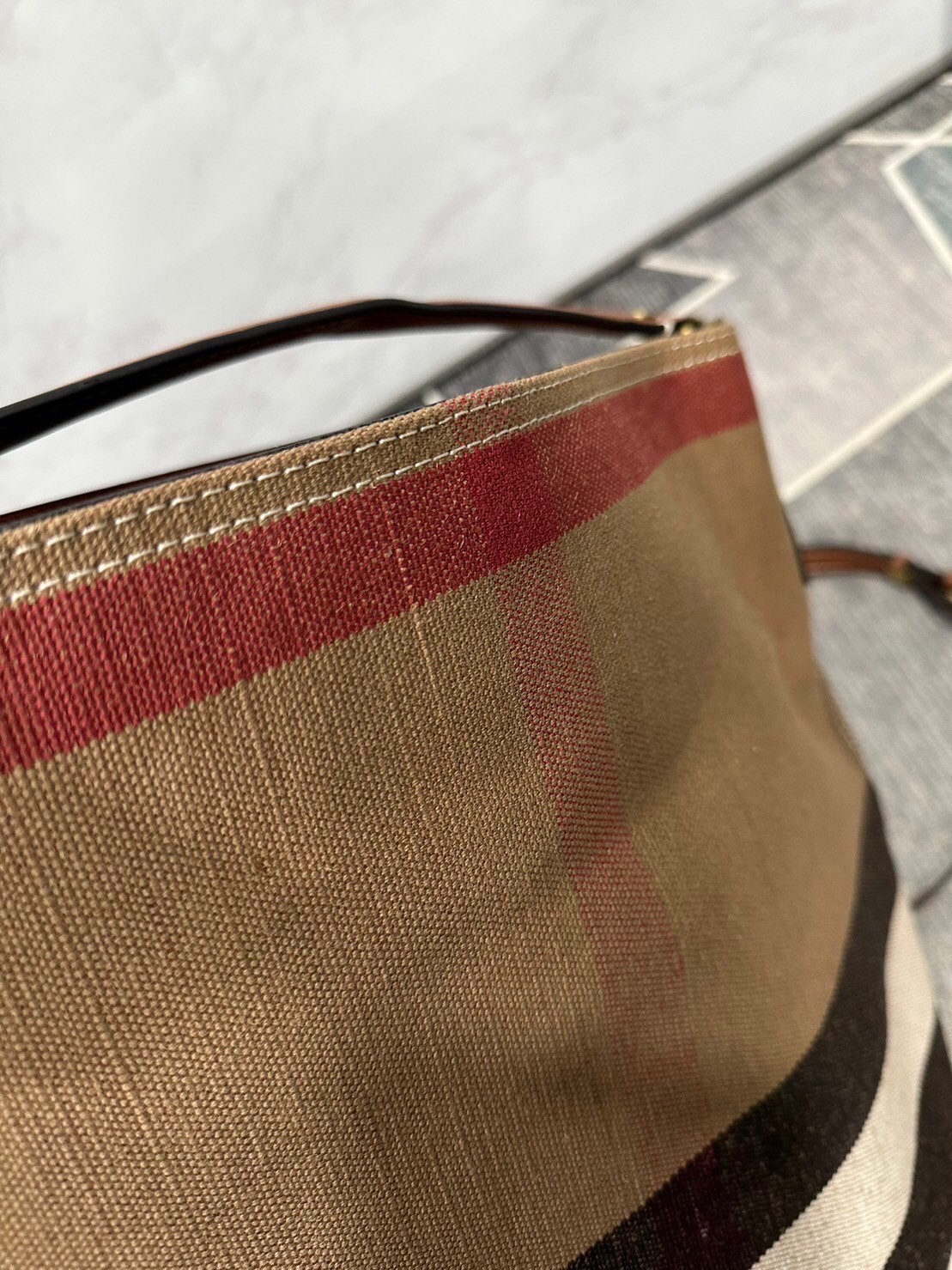 Burberry Ashby In Canvas Check And Leather / BURBERRY VINTAGE CANVAS BUCKET BAG 10" กระเป๋าถือทรงโท้ทผ้าแคนวาสพิมพ์ลายแบรนด์มาพร้อมสายยาวสายหนังแบบถอดใช้งานได้ วัสดุผ้าCanvas เนื้อหนาซับในอย่างดี ลายแบรนด์สวยมากคะ