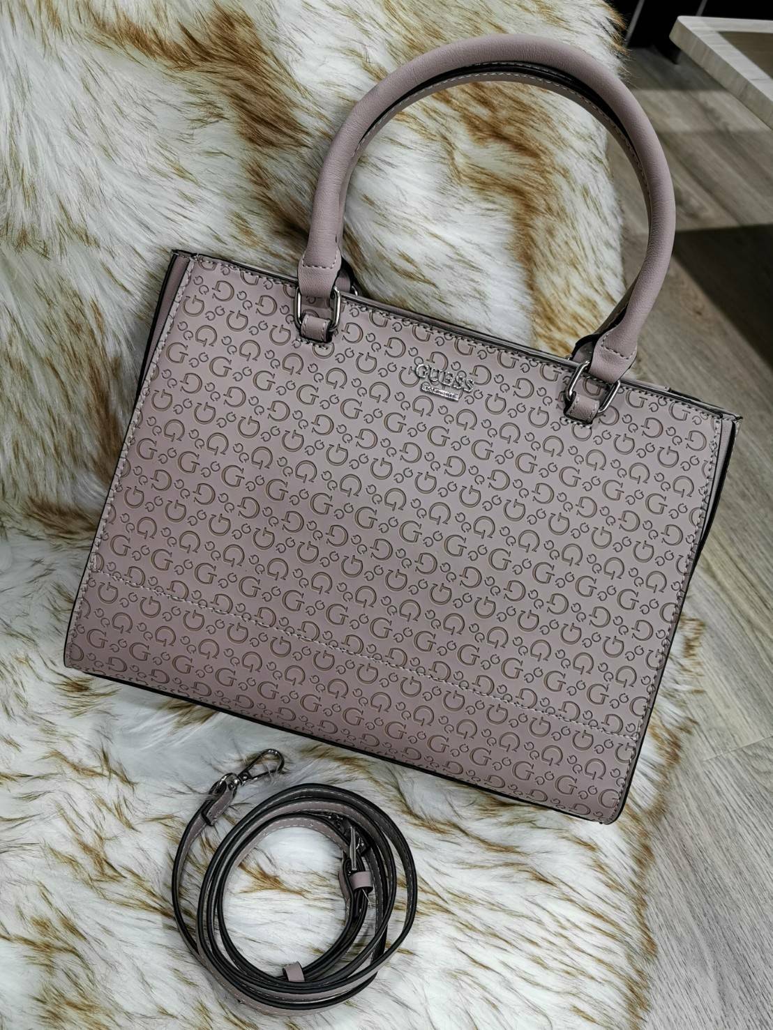 GUESS SINGNATURE SHOPPER BAG กระเป๋าถือหรือสะพายรุ่นล่าสุดจาก GUESS FACTORY หนังสวยอยู่ทรงปั้มลาย Singnature Brand รอบใบ ด้านหน้าประดับโลโก้แบรนด์ หูหิ้วเเข็งเเรงพับลงได้ เปิดปิดด้วยซิปสะดวกใช้ ขนาดกำลังดี ภายในมีช่องซิปและช่องใส่ของ กว้างและจุ น้ำหนักเบา