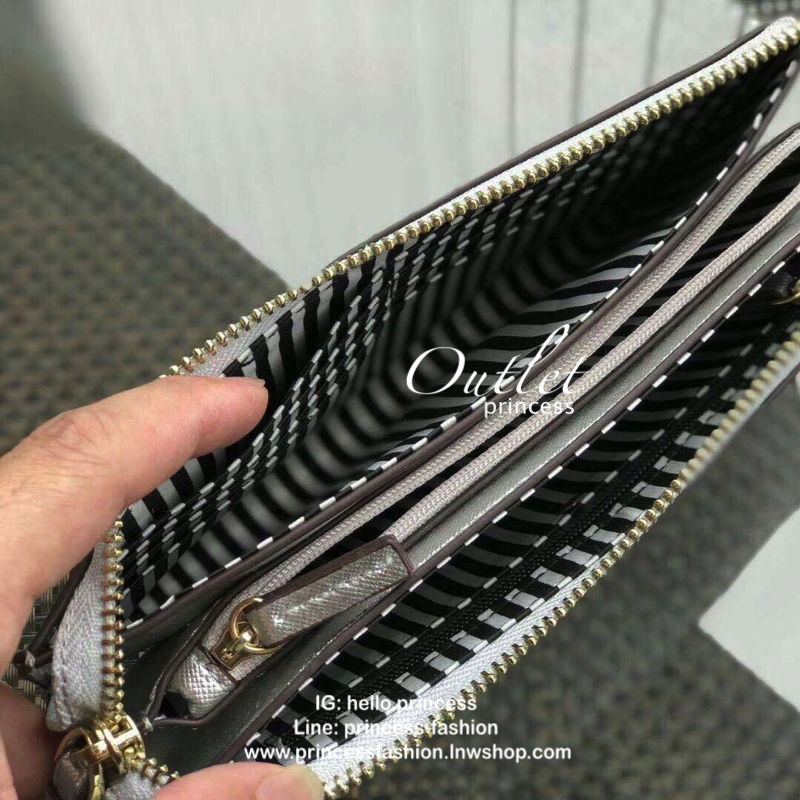 KATE SPADE Wallet Clutch Bag กระเป๋าทรงคลัชสุดคุ้มหนัง Saffiano ด้านหน้ามีโลโก้แบรนด์ มาพร้อมสายคล้องมือ เปิดปิดด้วยซิปสะดวกใช้ สามารถใส่แทนกระเป๋าสตางค์ใบยาว ภายในแบ่งออกเป็น3ช่องหลัก มีช่องใส่บัตร เครื่องสำอาง เครื่องเขียน เหรียญ ไส่ไอโฟนพลัส ได้ค่ะ มีก