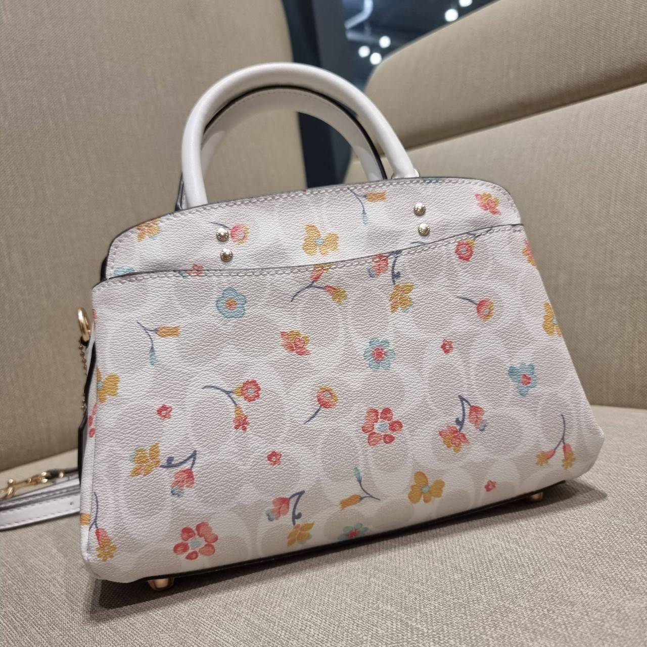 COACH C8340 MINI LILLIE CARRYALL IN SIGNATURE CANVAS WITH MYSTICAL FLORAL PRINT สีใหม่ล่าสุด กับรุ่นที่สุดของความขายดี คอลยอดฮิตในลวดลายสุดชิค กระเป๋าสะพายทรงสวย ที่ดีไซน์ออกมาให้ใช้งานง่าย สะดวก สวย หรู ดูดี!! วัสดุหนังแคนวาสเคลือบลาย มาพร้อมสายสะพายข้าง
