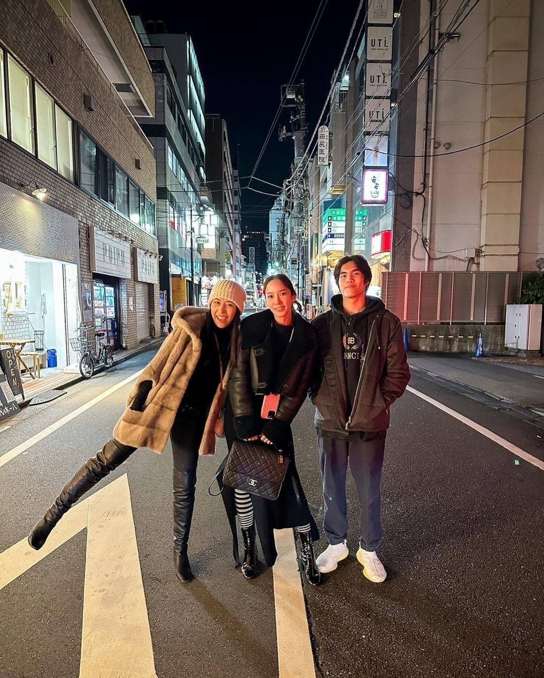 Chanel 22k backpack ที่สุดของไอเท็มที่ตัวแม่ยังต้องมี กับกระเป๋าสะพายทรงเป้ ดีไซน์สุดชิค รูปทรงสวยเป็นเอกลักษณ์ ใบใหญ่จุของคุ้ม สะพายออกทริปไปเที่ยวได้สบายๆ วัสดุหนังลายคาเวียร์ ผิวสัมผัสดี