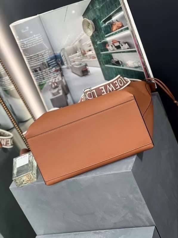 LOEWE Cubi leather crossbody bag / LOEWE Cubi Crossbody bag in supple smooth calfskin and jacquard ท็อปออริจินอล 1:1 เกรดดีสุด สลับแท้ ใช้งานต่างประเทศได้