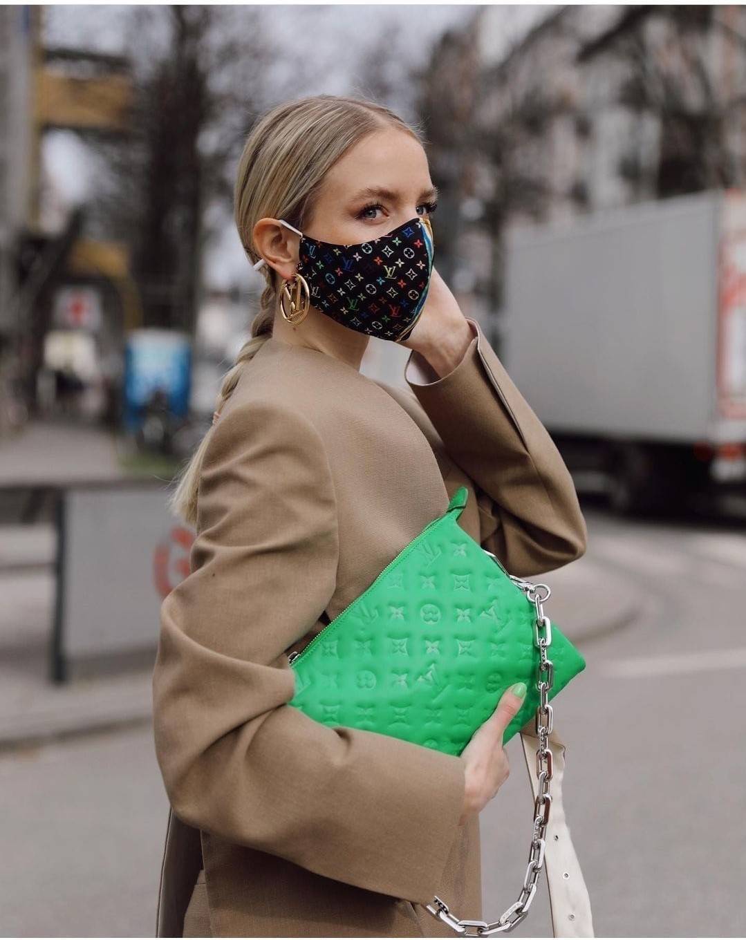 LV HANDLE POUCH MONOGRAM / LV Coussin กระเป๋าสะพายกึ่งคลัชท์ สุดล้ำ มาแรงมาก ด้วยความสวยปังตั้งแต่แรกเห็น วัสดุหนังแกะปั๊มลายสวยคม มาพร้อมสาย 2 เส้น เลิศๆ มีสายโซ่ที่มีดีเทลละเอียดไม่ซ้ำ และสายสปอร์ตครอสบอดี้ ที่จะคล้องไว้ทั้งสองเส้นก็ดีงาม หรือสลับใช้ตาม