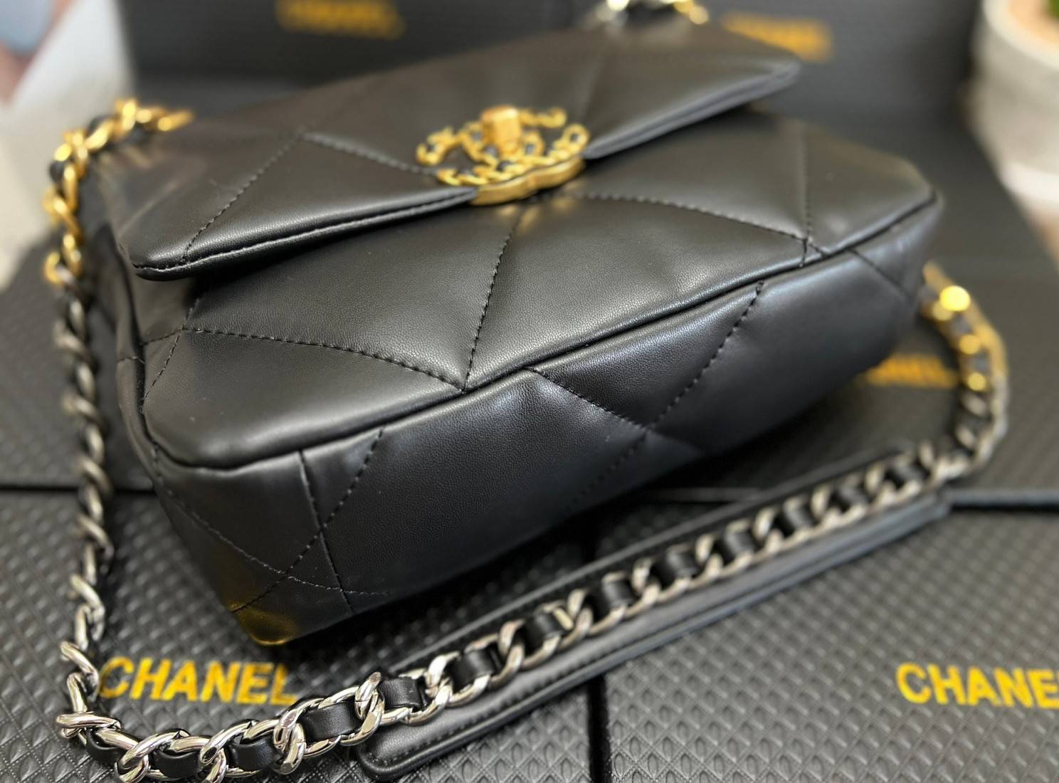 CHANEL 19 FLAP BAG / CHANEL LEATHER SHOULD BAG จำนวนจำกัด_หนึ่งในรุ่นที่สาวๆต้องมีค่า