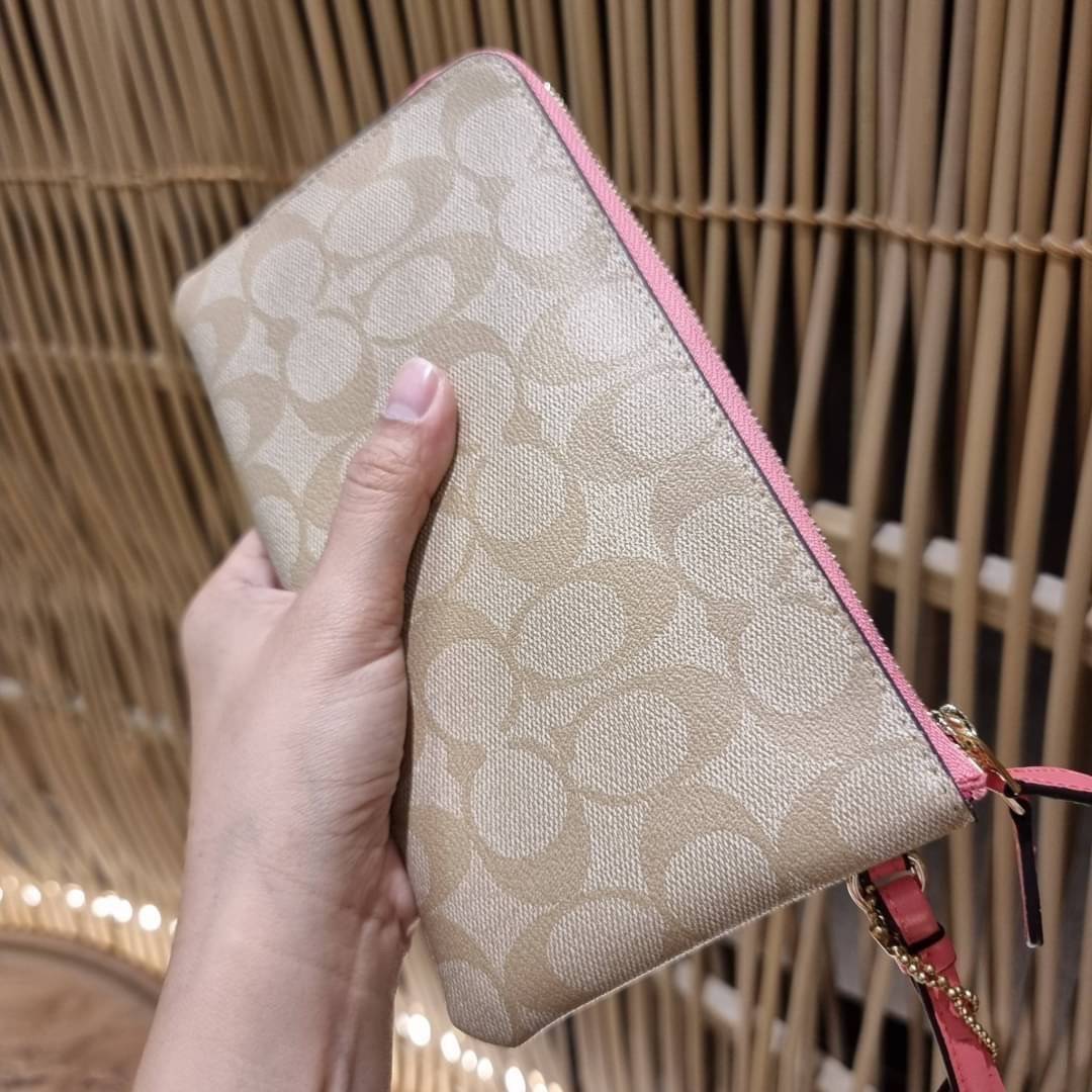 COACH F54057 DOUBLE ZIP WALLET IN SIGNATURE กระเป๋าคล้องมือ size L ใบนี้ใส่มือถือได้ทุกรุ่น ขนาดกำลังดี พกพาสะดวกมากๆ วัสดุหนังสังเคราะห์ ภายในเป็นผ้าสีสวยคม ใส่ธนบัตร ใส่บัตรได้เยอะ ใส่มือถือได้สบายๆทุกรุ่น ตอบโจทย์สาวๆที่ไม่ชอบพกเยอะวุ่นวายจ้า ใบนี้เอาอ