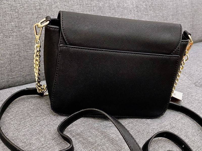 MICHAEL KORS Crossbody Bag กระเป๋าสะพายแบบ crossbody หนังลาย saffiano เปิดปิดด้วยซิปแบรนด์ อะไหล่ทอง ด้านหน้าประดับโลโก้ โลหะแบรนด์ ด้านในบุผ้าแบรนด์สวยหรู น้ำหนักเบา มีช่องซิปใส่ของจุกจิกและช่องใส่มือถือ มาพร้อมสายสะพายยาวโซ่ทอง+หนัง ปรับได้หลายระดับ ขนา