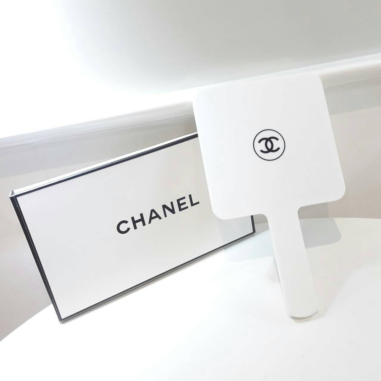 มีกระจกดีดีสักชิ้น ไว้พกติดตัวกันหรือยังคะสาวๆ? ทางร้านขอแนะนำ Chanel xoxo mirror กระจกแบบถือ ของสมนาคุณ จากแบรนด์ เครื่องสำอางค์ Chanel ตัวกระจกมีขนาดกะรัด ถือง่าย พกพาสะดวก ด้านนอกผิวลื่นเคลือบด้านสบายมือ ปั้มโลโก้แบรนด์ ด้านในเป็นกระจกใส จะส่องกี่ครั้ง