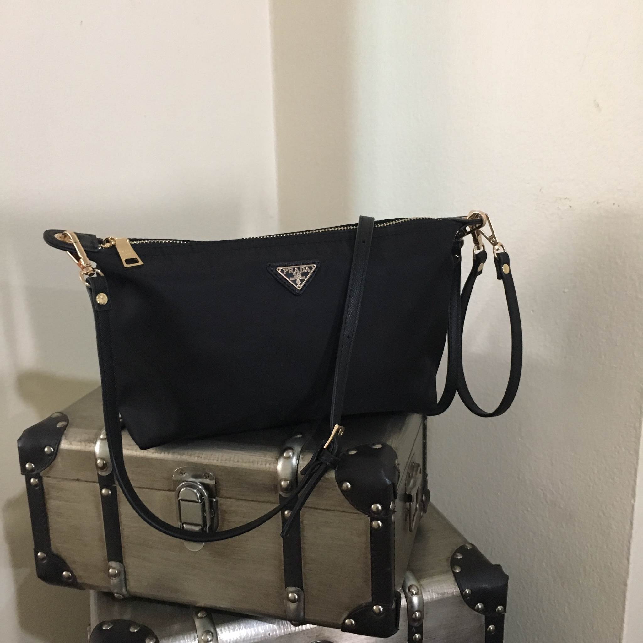Best seller สินค้าเข้าใหม่ งานพรีเมี่ยมกิ้ฟจากเคาเตอร์ต่างประเทศ กระเป๋า สวยๆ จาก แบรนด์ PRADA เปนกระเป๋า เครื่องสำอางค์ แต่มีสายสะพายยาวให้ 2 สาย เป็นแบบคล้องแขน และสะพายข้างลำตัว เลิศมาก ใช้เป็น shoulder bag ได้เลยค่า หรือ ถือลำลองสวยๆ ก้อเลิศคะ คุ้มมาก
