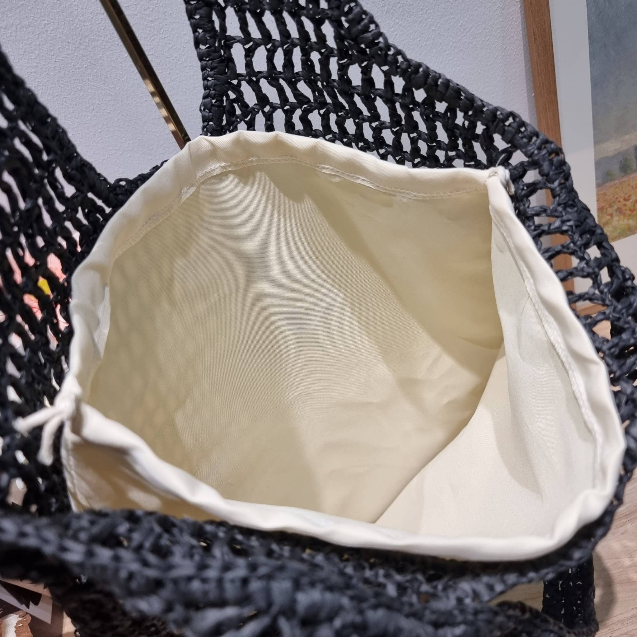 PRADA RAFFIA TOTE BAG สวยไม่ซ้ำใคร สไตล์บีช เหมาะมากกับการสะพายไปเที่ยวทะเล หรือจะใช้ในวันสบายๆก็ตอบโจทย์ กับกระเป๋าสะพายสานใบใหญ่ ตัวกระเป๋าเป็นวัสดุสังเคราห์จากธรรมชาติ