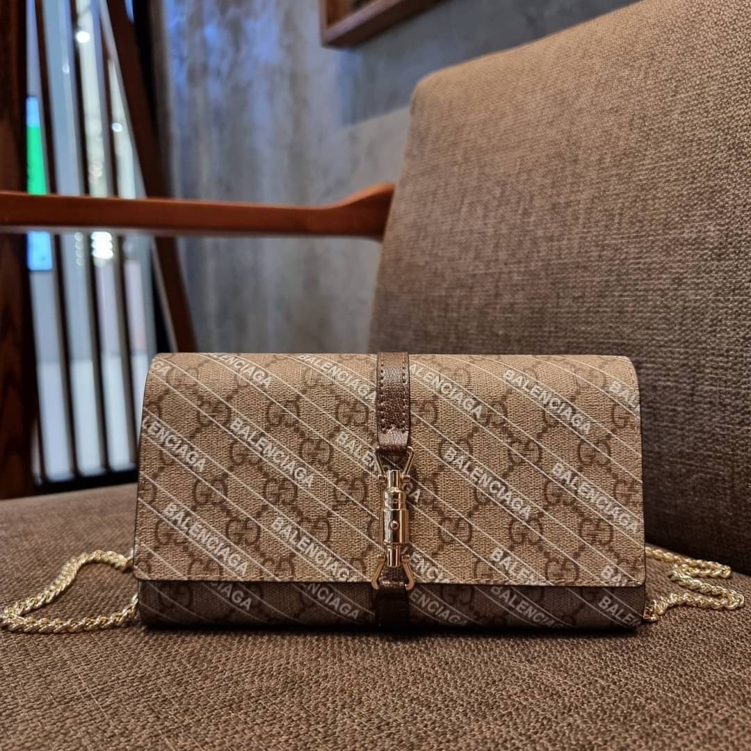 คลัชท์สุดหรูขึ้นแท่นต้องใบนี้เลย GG×Balenciaga woc bag กระเป๋าสะพาย crossbody เป็นคลัชท์ได้ในตัว ดีไซน์คลาสสิควินเทจ ดึงดูดและสะกดสายตาด้วยอะไหล่ดีเทลหรูของอะไหล่สีทอง วัสดุหนังแคนวาส ทนทาน ดูแลรักษาง่าย เปิด-ปิดด้วยอะไหล่เสียบล็อค ภายในแบ่งสัดส่วนลงตัวมา