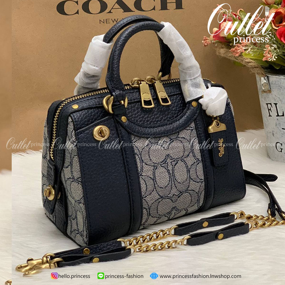 COACH LARK BAG 19 IN SIGNATURE JACQUARD ((4619)) พร้อมส่งที่ไทย สวยก่อนใครแน่นอนค่ะ😘 กระเป๋าสะพายข้าง//ครอสบอดี้ร์ วัสดุหนังแท้+Jacqurd ได้ลงตัวสวยงามมากๆค่ะ มีช่องใส่ของจุกจิกทั้งด้านหน้าและหลัง ;เปิดปิดกระเป๋าแบบซิปคู่ ภายในสามารถใส่กระเป๋าเงินใ