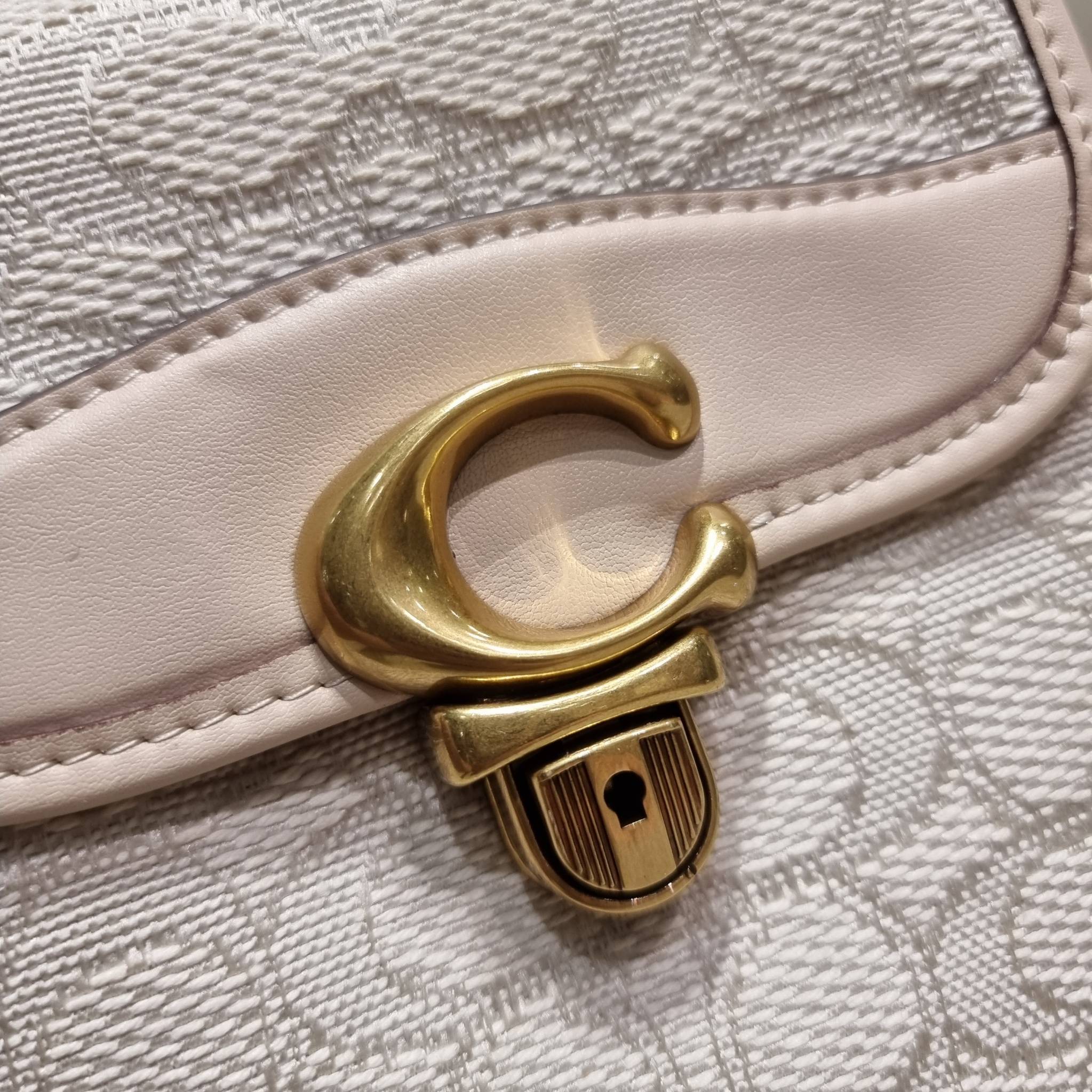 COACH CA191 TALL STUDIO CROSSBODY IN SIGNATURE JACQUARD กระเป๋าสะพายข้างไซส์มินิ ดีไซน์ลูกคุณหนู น่ารักที่สุด!! น่าใช้ไม่อยากวาง!! ดีไซน์รูปทรงกำลังสวย ใช้งานสะดวกด้วยตัวกดเลื่อนล็อค วัสดุผ้า jacquard สลับหนังแท้ มาพร้อมสายสะพายข้างในตัว ใส่ของสำคัญแบบพกพ