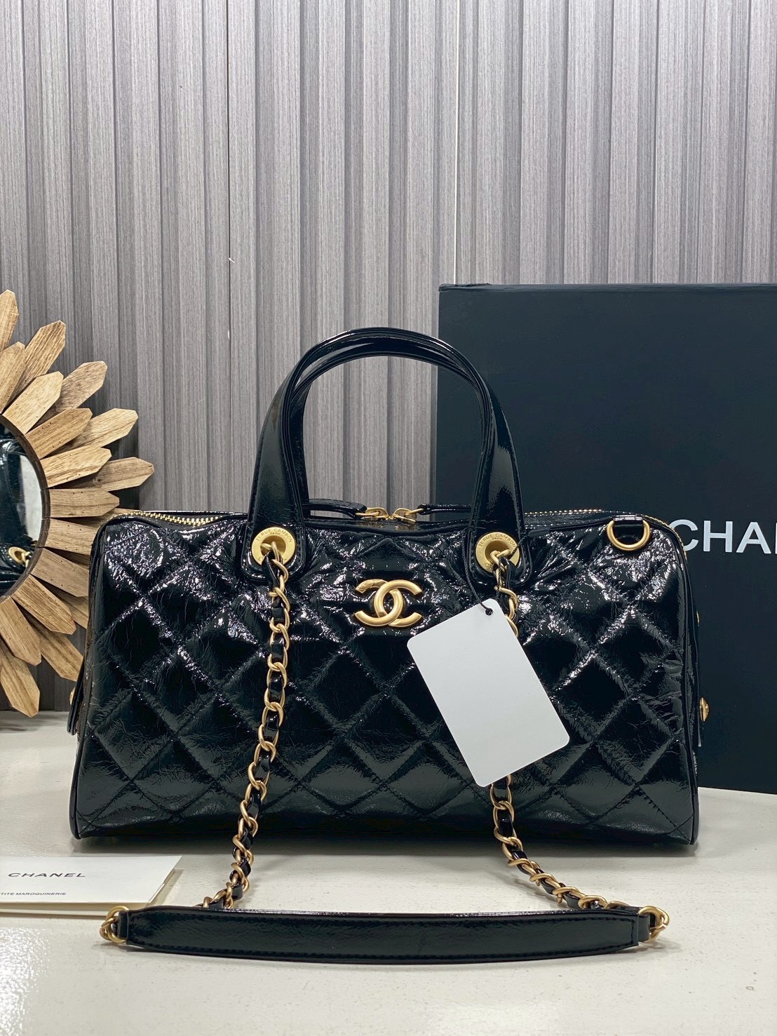ORI หนังแท้ | Chanel Large Bowling Bag Crumpled Leather / Chanel Keepall Bag กระเป๋าถือ กระเป๋าสะพายรุ่นใหม่ล่าสุด ดีไซน์หนังยับเงา ในคอลเลกชัน Métiers d’art ปี 2024/25