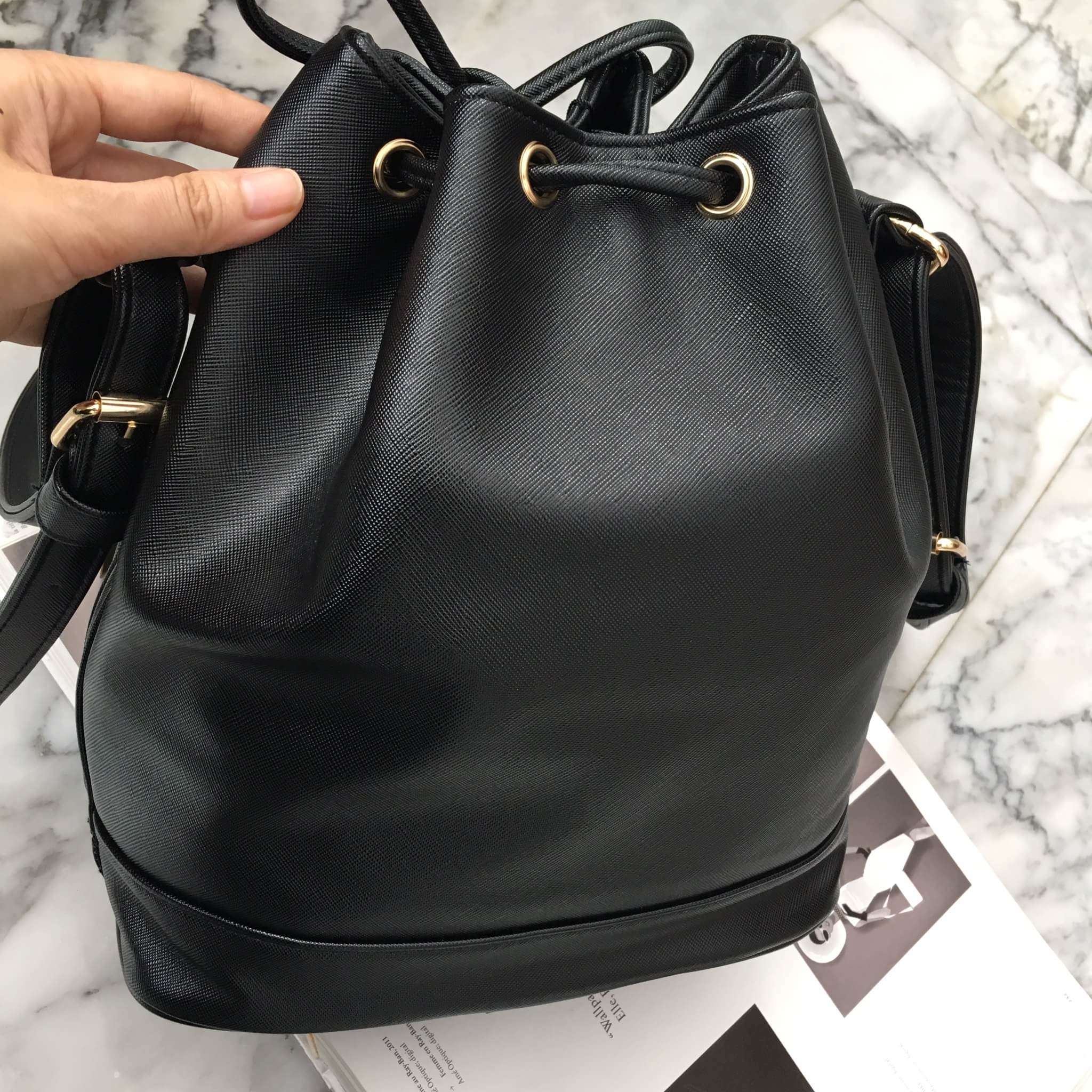 กระเป๋า KEEP Bucket มาคะ รุ่นนี้หนัง saffiano อย่างดี ด้านหน้า pump logo brand สวยมากคะ ตัดกับอะไหล่ทอง ทรงสวย น้ำหนักเบา จุของได้เยอะมากคะ ใครที่ชอบทรงนี้ห้ามพลาดเลยคะ แนะนำ