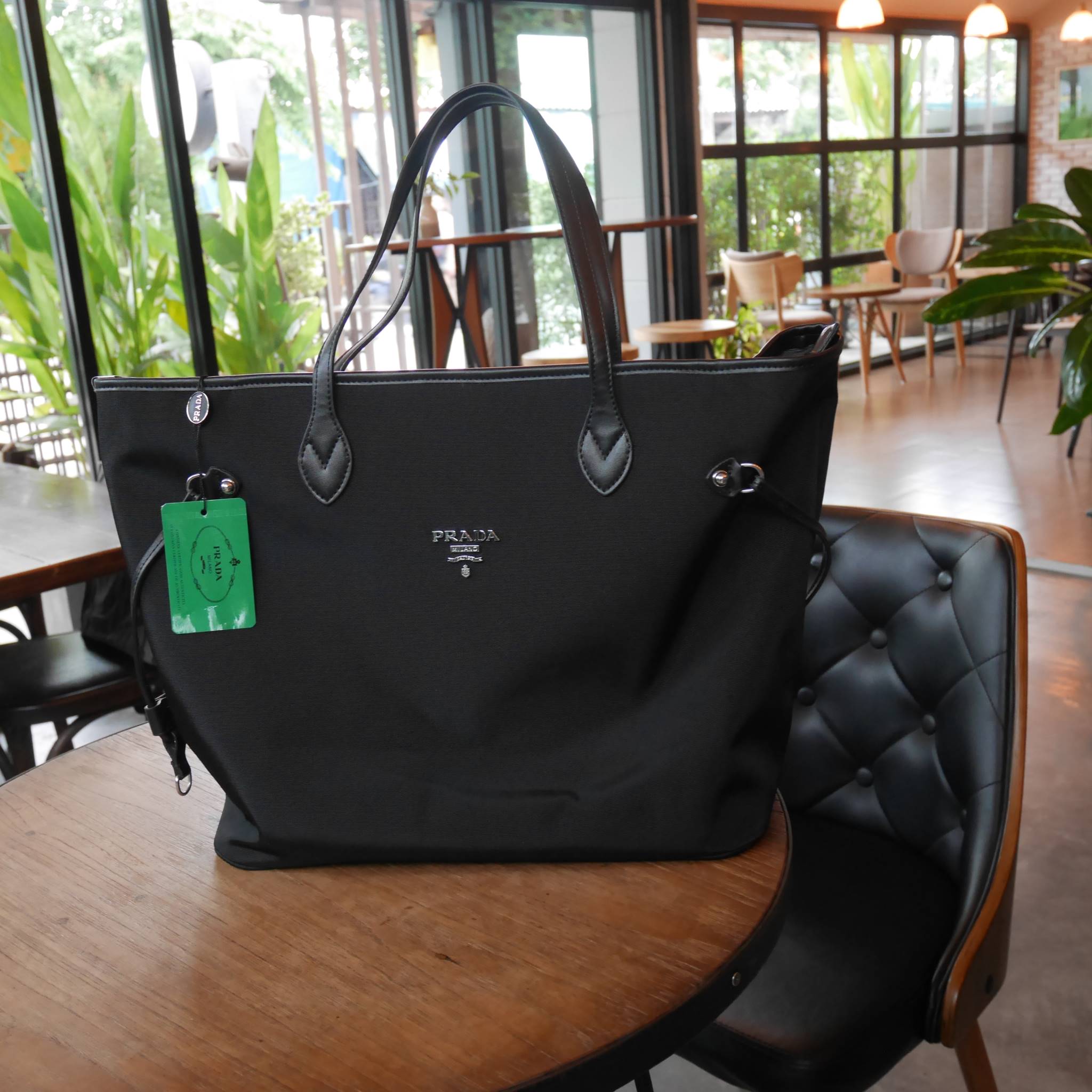 ใบใหญ่ที่สุดในสต้อคไปเลยค้าาา 😲😲 คุ้มจุใจสาวๆค้า ใบนี้ Must Have item! กระเป๋าสะพายทรง TOTE ใบใหญ่ จากพรีเมี่ยมกิ้ฟท์เคาเตอร์แบรนด์ PRADA เปิดปิดด้วยซิป สะพายไหล่ได้ ไม่ติด จุคุ้มมากสุดๆค่ะ ใส่เสื้อผ้า 1-2 วันได้สบาย ด้านข้างสามารถปรับได้ส