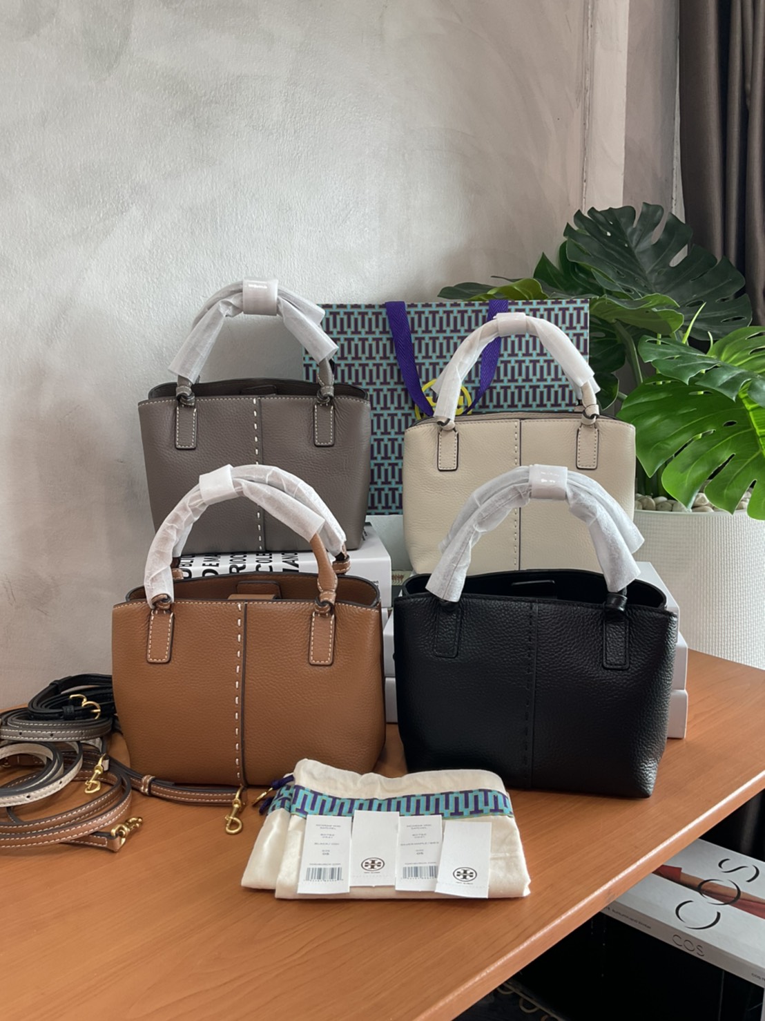 Tory Burch McGraw Mini Satchel กระเป๋าถือ/สะพาย Crossbody วัสดุหนังลูกวัวแท้ 100% ด้านหน้าประดับโลโก้หนัง ตัดเป็นรูปตัว T สัญลักษณ์แบรนด์ ตัวกระเป๋าเดินด้ายเล่นลายเพิ่มลูกเล่น เพื่อความเก๋!!