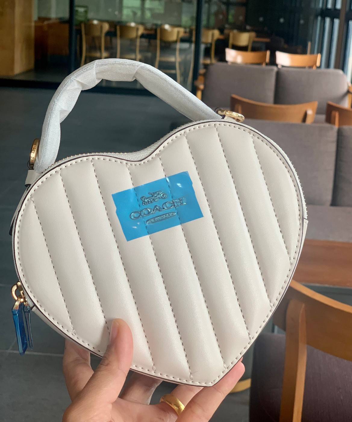 COACH HEART CROSSBODY BAG ((C5118//C5119)) 💥Limited edition หลงรักแน่นอน💋 พร้อมส่งที่ไทยก่อนใครวันนี้! ✔️กระเป๋ารูปหัวใจน่ารักมากๆค่ะ หนังแท้อย่างดีสวยงาม