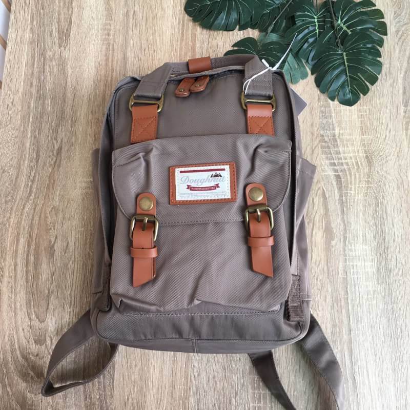 ของแท้ Doughnut mini bagpack กระเป๋าเป้ทีฮิตกันมากในหมู่วัยรุ่นฮองกง ด้วยสีสันที่โดดเด่น โทนสีพาสเทล ดีไซน์น่ารัก ทันสมัย กันน้ำได้ ช่องใส่ของหลายช่องแยกเป็นสัดส่วน จะสะพายไปเรียนหรือเที่ยวได้ในใบเดียวเลยคร้าา