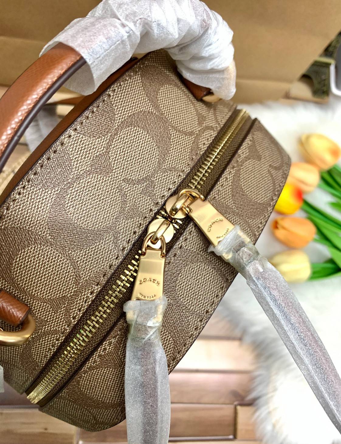 COACH JORDYN BACKPACK IN BLOCKED SIGNATURE ((76622//76624//76715)) พร้อมส่ง กระเป๋าสะพายหลังแบบมีหูหิ้ว หนังแท้ หนังนิ่มอย่างดีเลยค่า ด้านหน้ามีช่องซิปหนึ่งช่องสำหรับใส่ของจุกจิกนะคะ เปิดปิดช่องหลักแบบซิปคู่ หัวซิปมีหนังห้อยมาให้ ภายในกระเป๋าโล่งใส่สัมภาร