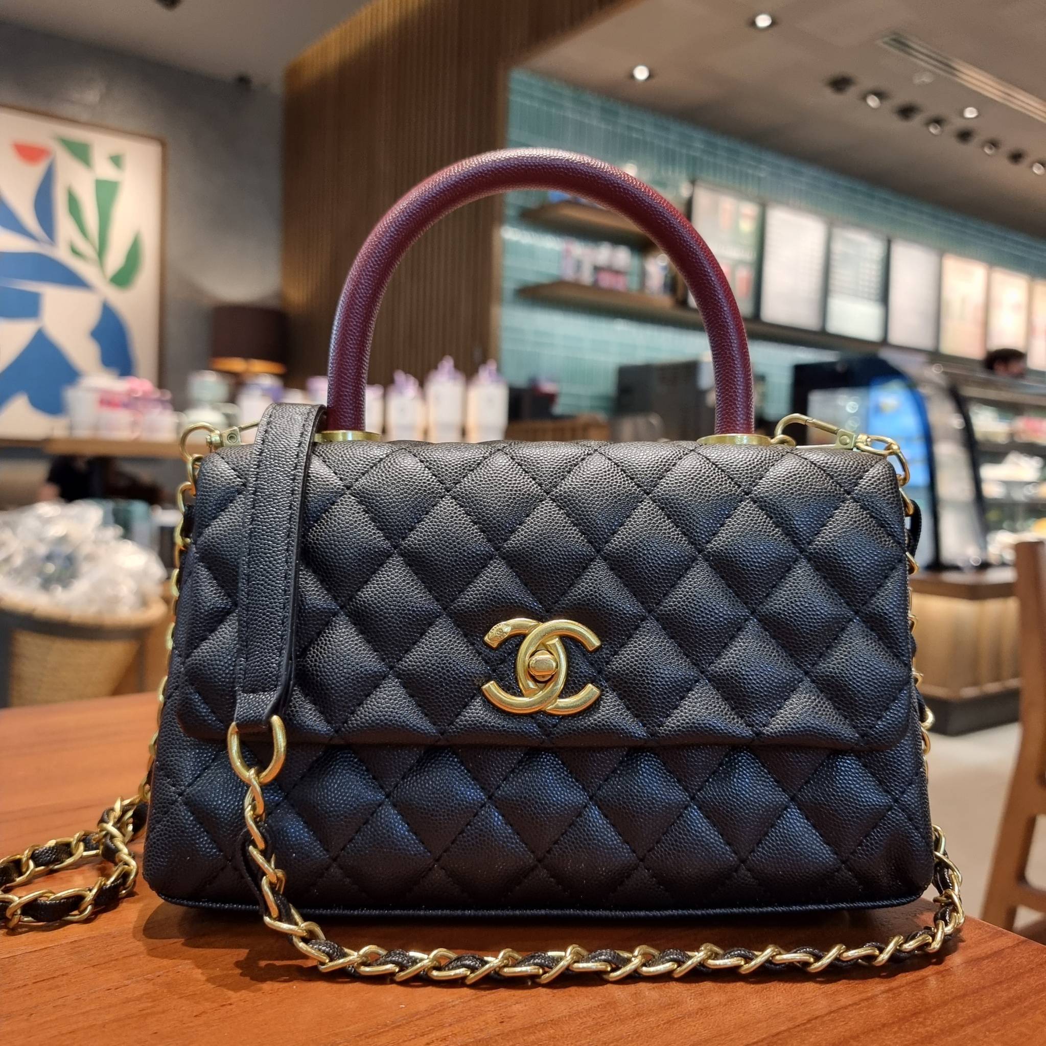VIP 】รุ่นยอดฮิตตลอดกาล ไซส์กำลังสวย!! จากแบรนด์ Chanel กระเป๋าถือ/สะพาย หนังลายคาเวียร์ โลโก้เด่นชัด เปิด-ปิดกระเป๋าด้วยตัวบิดล็อค อะไหล่สีทองหรู ทรงสวยผู้ดี ภายในกระเป๋ามีช่องโล่งกว้างจุของได้พอสมควร มีช่องซิปแบ่งสัดส่วน ด้านหลังมีช่องเก็บของจุกจิกอีก 1 