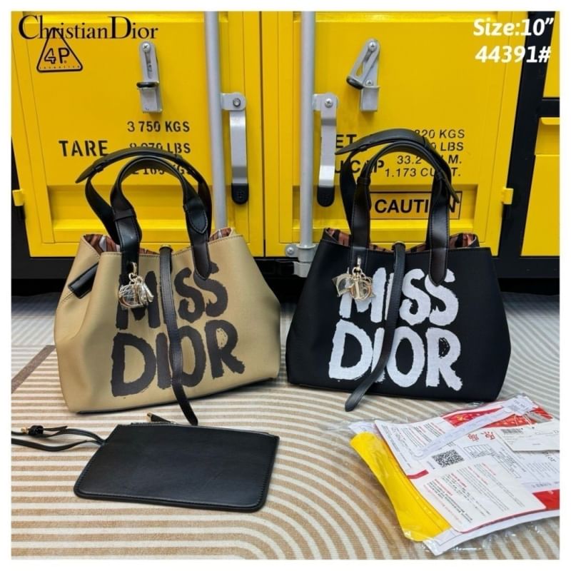 Dior Toujours Tote Bag Graffiti Printed กระเป๋าทรงโท้ทรุ่นใหม่สุดฮิต พร้อมใบเล็ก ดีไซน์ใหม่ล่าสุด ที่มีทั้งความละมุนและหรูหราในตัว ใช้งานง่าย ด้านในกระเป๋ากว้างมาก จุของได้สบายๆ