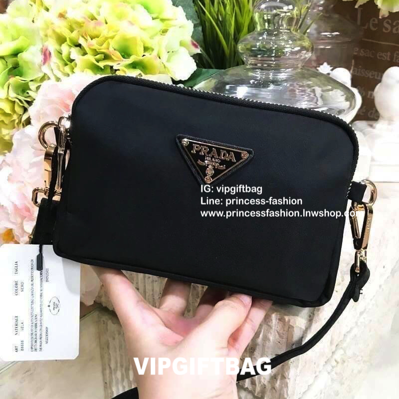 PRADA CROSSBODY BAG WITH ZIP GIFT WITH PURCHASE (GWP) กระเป๋าสะพายพรีเมี่ยมกิ้ฟ Limited Edition จากเคาน์เตอร์แบรนด์ดีไซน์เรียบหรูดูดี วัสดุ Nylon & Polyester 100% เนื้อหนาคุณภาพดีตามแบบฉบับของแบรนด์ ด้านหน้าประดับโลโก้มีช่องแบ่ง3ช่องเป็นสัดส่วนเปิดปิดด้วย