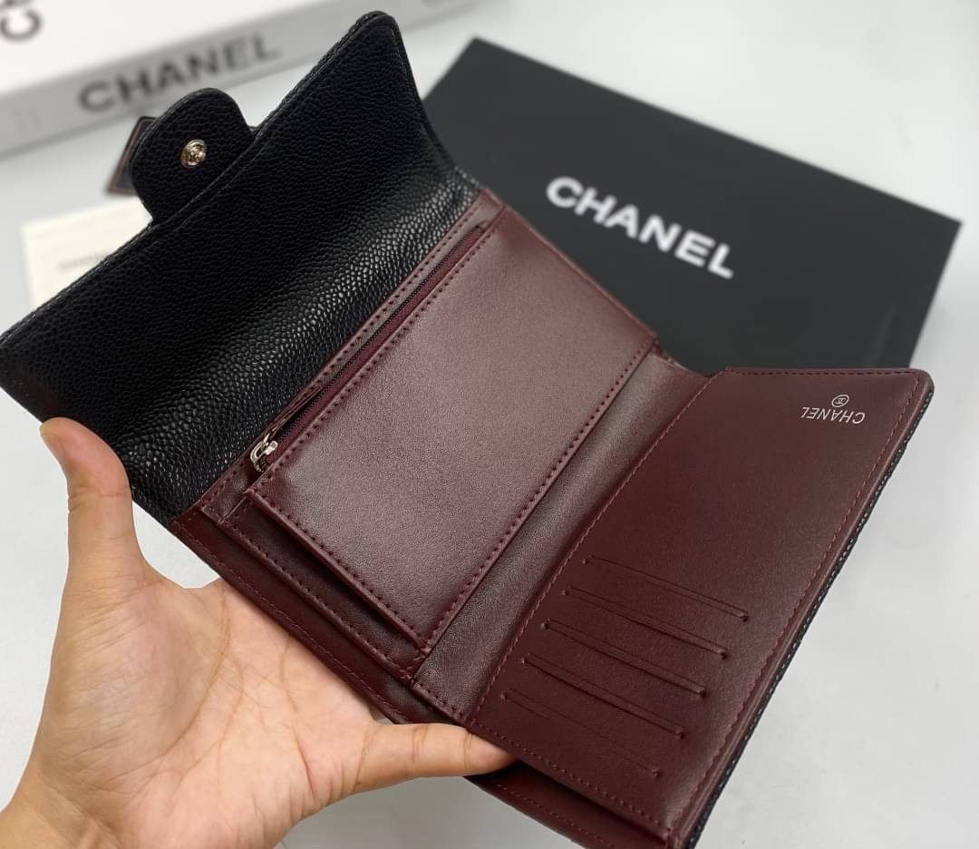 หนังแท้ CHANEL WALLET รุ่นยอดนิยมไอเท็มฮิตวัสดุหนังคาเวียร์สวยคลาสสิคเปิดปิดด้วยฝาปิดกระดุมด้านหน้ามีโลโก้แบรนด์อะไหล่ทอง/เงินสวยหรู ภายในสีแดงเบอกันดี้ มีช่องซิปด้านในเรียกว่าใบเดียวจบ เป็นใบยอดนิยมของสาวๆ เลยค่าา พร้อมส่งที่ไทยไม่ต้องรอพรีฯ สาวก Chanel 