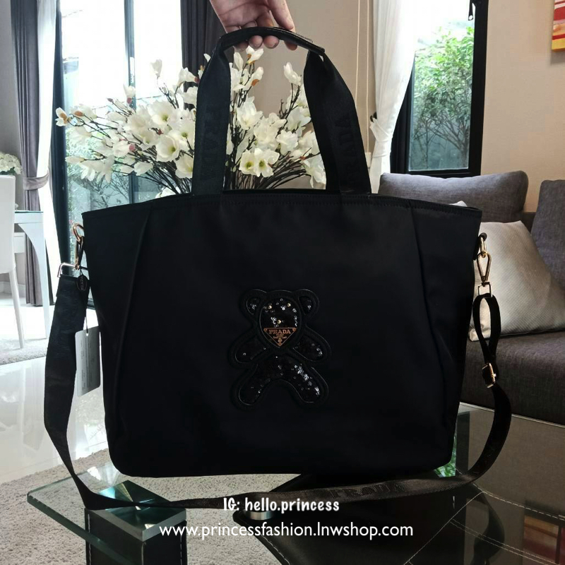 รุ่นยอดฮิต นำกลับมารีสต๊อคใหม่ค้าาาาา จากแบรนด์ prada จุของได้แน่นมากกก ใหญ่มาก เหมาะกับสาวๆ ทุกคนคะ ทุกคนต้องมีจริงๆ จะใส่ของไปเรียน ไปเที่ยว ไปติวหนังสือกับเพื่อน ก็หมดห่วง เพราะสามารถใส่ สมุด หนังสือหรือ labtop ได้สบายๆ วัสดุ ทำจาก Nylon อย่างดีกันน้ำ1