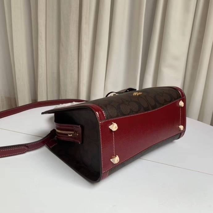 COACH ZOE CARRYALL IN SIGNATURE CANVAS เดอะเบสท์แห่งปี ต้องยกให้พี่คนสวยใบนี้เลย!! รุ่นที่สาวๆตามหา หายากอีกหนึ่ง กระเป๋าถือ/สะพายทรงสวย คลาสสิค ใบใหญ่จุคุ้ม มีดีเทลน่ารักๆที่แม่กุญแจ สามารถล็อคหัวซิปได้ กุญแจซ่อนในพวงหนังห้อยก็น่ารักไปอีก ภายในโล่งกว้าง 