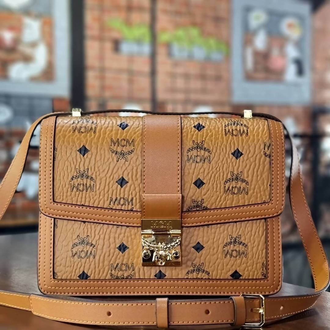 M.C.M TRACY SHOULDER BAG IN VISETOS คอลเลคชั่นเทรซี่ใหม่ล่าสุด 2021 กระเป๋าสะพายไหล่ ดีไซน์ยูนีคในลวดลาย visetos เอกลักษณ์ ใช้ได้ในทุกโอกาส รอบนี้ไซส์ใหญ่จุใจ ใส่ของได้รัวๆ วัสดุหนังแคนวาสคุณภาพดีสลับหนังแท้ เปิด-ปิดด้วยตัวกดล็อคแน่นหนา ภายในโล่งกว้าง มีช