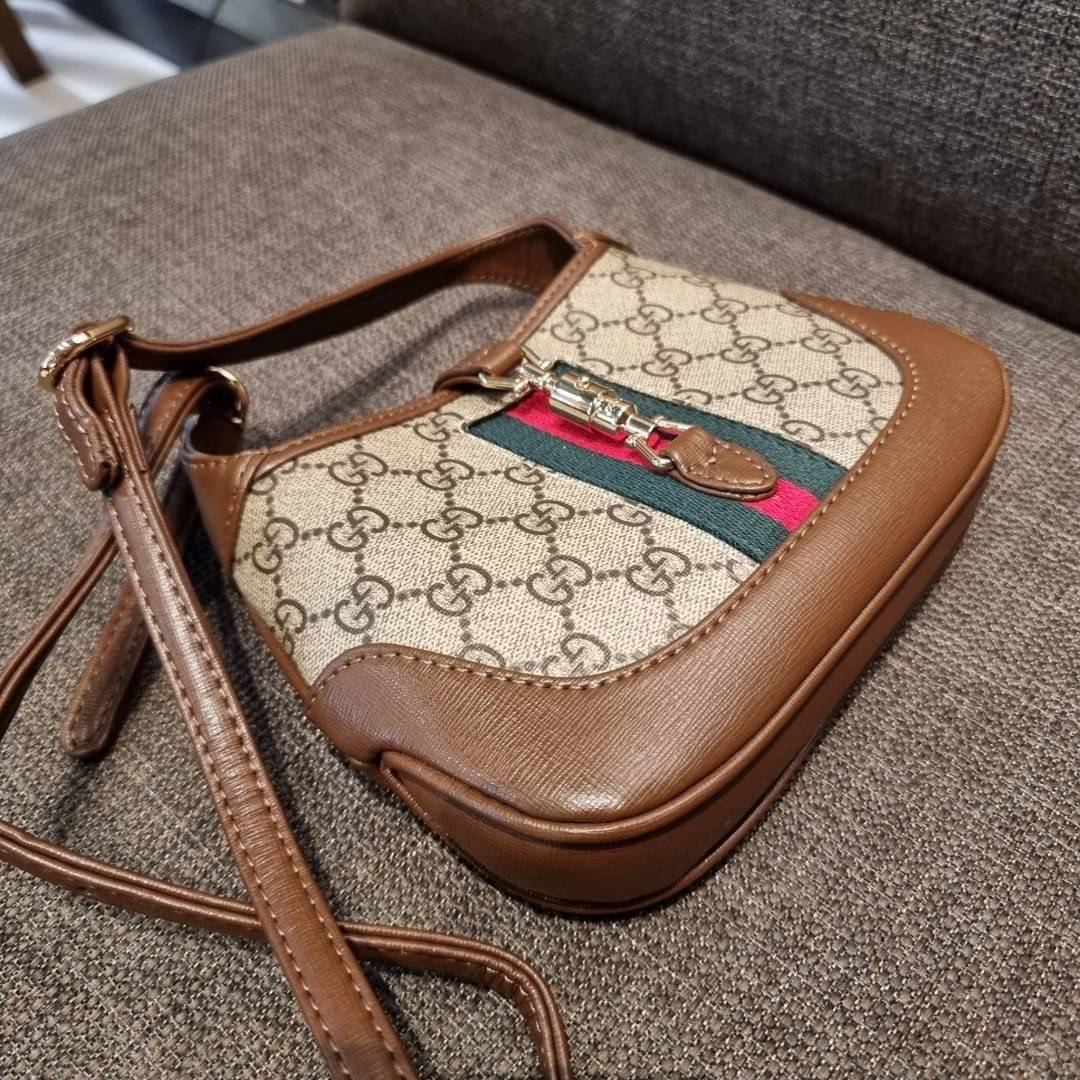 GUCCI Jackie 1961 Mini Hobo Bag GC MULTI BAG น้องคนสวย ใบเล็กแต่สุดว้าว กระเป๋าถือ/สะพายข้างวีไอพี พรีเมี้ยมกิ๊ฟที่จะทำให้หลงรักกันไปแบบสุดๆ น้องน่ารักมีดีเทลแฝงความหรูในตัว วัสดุหนังแคนวาสทนทาน อยู่ทรง ปากกระเป๋ามีตัวล็อค ภายในเป็นช่องโล่ง มีช่องใส่บัตรภ