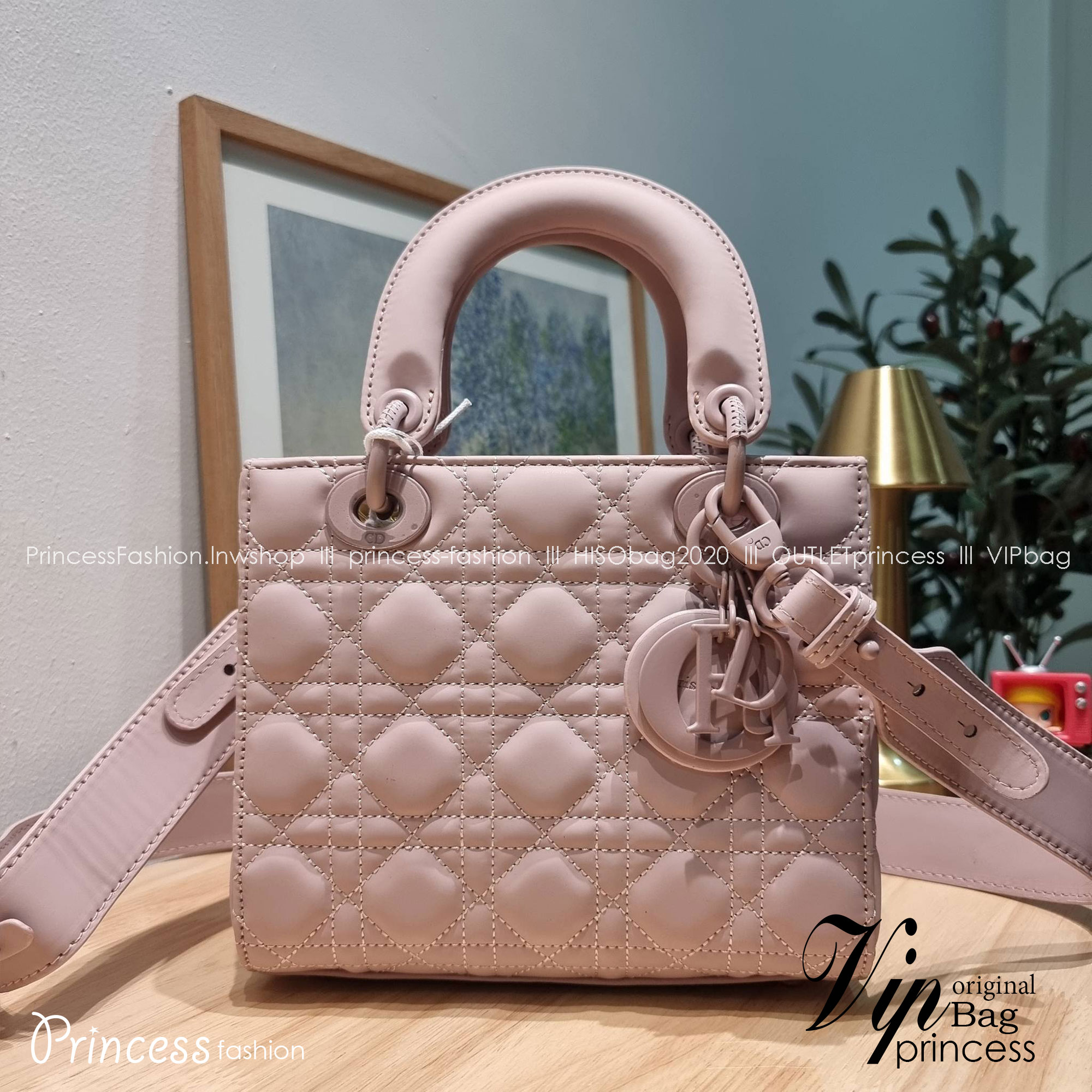 SMALL LADY DIOR MY ABCDIOR BAG Ultramatte Cannage Calfskin / CD LADY ULTRAMATTE BAG พร้อมส่ง กระเป๋าสะพายข้าง ดีไซน์เรียบง่าย แต่แฝงไปด้วยความหรูหรา ทรงกล่องคลาสสิค โดดเด่นด้วยพวงกุญแจอะไหล่สีเดียวกับตัวกระเป๋า ผิวแมทท์ ลายเส้นซ้อนทับสวยงาม
