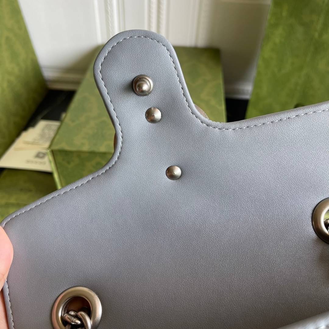 หนังแท้ GUCCI GG Marmont leather shoulder bag แบบใหม่ล่าสุด ราคานี้หนังแท้คือคุ้มมากเลยค่าสาวๆ ต้องจัดแล้วน้าา ยกระดับความหรูให้กับตัวเองกันหน่อย ด้วยกระเป๋ารุ่นนี้!! ครอสบอดี้ที่ดีไซน์หรู อัพเลเวล ในราคาที่จับต้องได้ พร้อมเสิร์ฟความสวยตรงถึงบ้านแล้วจ้า