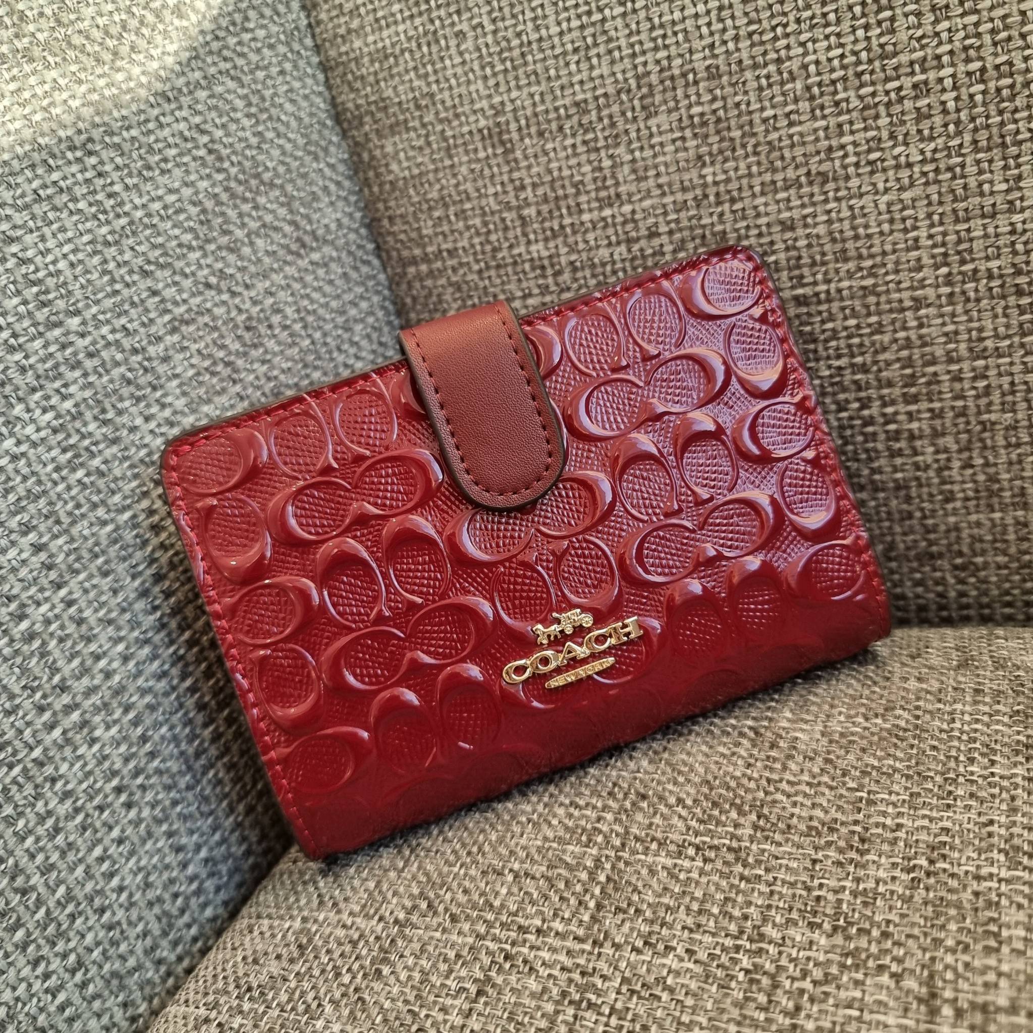 OUTLET 】COACH F25937 MEDIUM CORNER ZIP WALLET กระเป๋าสตางค์ใบกลาง 🔥 รุ่นหนังแก้วสุดฮอต!! สวยหรู ขนาดกำลังเหมาะมือ ดูดีดูแพงทุกสี มีช่องใส่บัตรและธนบัตรครบ และมีช่องแยกสำหรับใส่เหรียญ มาให้ครบเซ็ท พร้อมเสิร์ฟความสวยให้ถึงบ้านไปเลยจ้า