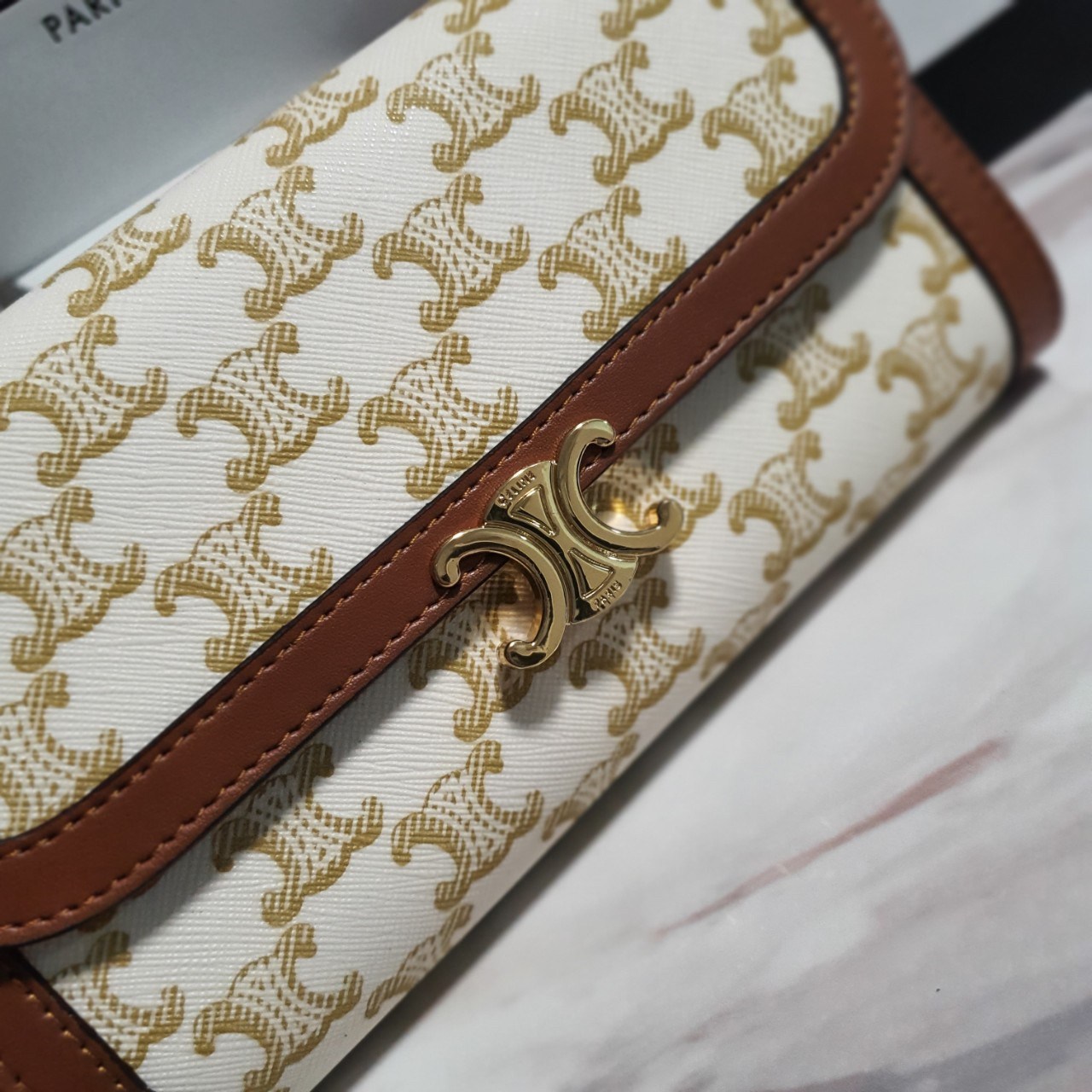 CELINE WOC BAG VIP GIFT WITH PURCHASE (GWP) พรีเมี่ยมกิ๊ฟ Limited Edition จาก PERFUME DUTYFREE COUNTER กระเป๋าทรง WOC ใช้ได้ทั้งกระเป๋าสตางค์ คลัช และครอสบอดี้ วัสดุหนังทั้งใบ ด้านในเปิดปิดด้วยกระดุม มีช่องใส่ธนบัตรใหญ่2ช่องและช่องซิปกลาง1ช่อง ใส่บัตรได้ห