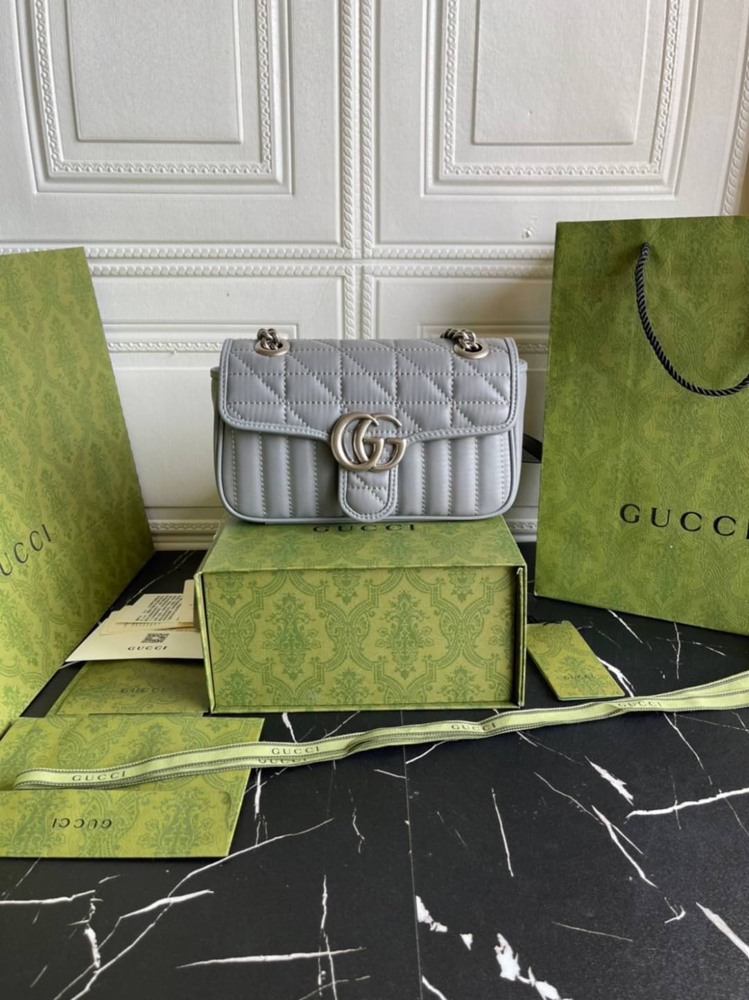 หนังแท้ GUCCI GG Marmont leather shoulder bag แบบใหม่ล่าสุด ราคานี้หนังแท้คือคุ้มมากเลยค่าสาวๆ ต้องจัดแล้วน้าา ยกระดับความหรูให้กับตัวเองกันหน่อย ด้วยกระเป๋ารุ่นนี้!! ครอสบอดี้ที่ดีไซน์หรู อัพเลเวล ในราคาที่จับต้องได้ พร้อมเสิร์ฟความสวยตรงถึงบ้านแล้วจ้า