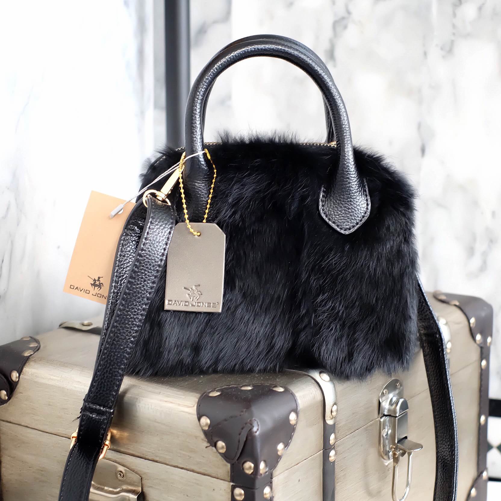 รุ่นมาใหม่ จากแบรนด์ David jones 👑กระเป๋าขน Fur นิ่ม สวย หรู เวอร์วัง อีกแล้วค่า กระเป๋า ถือ//สะพายข้าง หนังสวยๆ ขน FUR ฟรุ้งฟริ้ง น่ารักมาก ตัวกระเป๋าเป็นหนังหนัง ด้านหน้าติดด้วยขน fure อย่างดี เนื้อนิ่มหนา อยู่ทรง มีซิปปิดปากกระเป๋าอย่างดีใบนี้บ