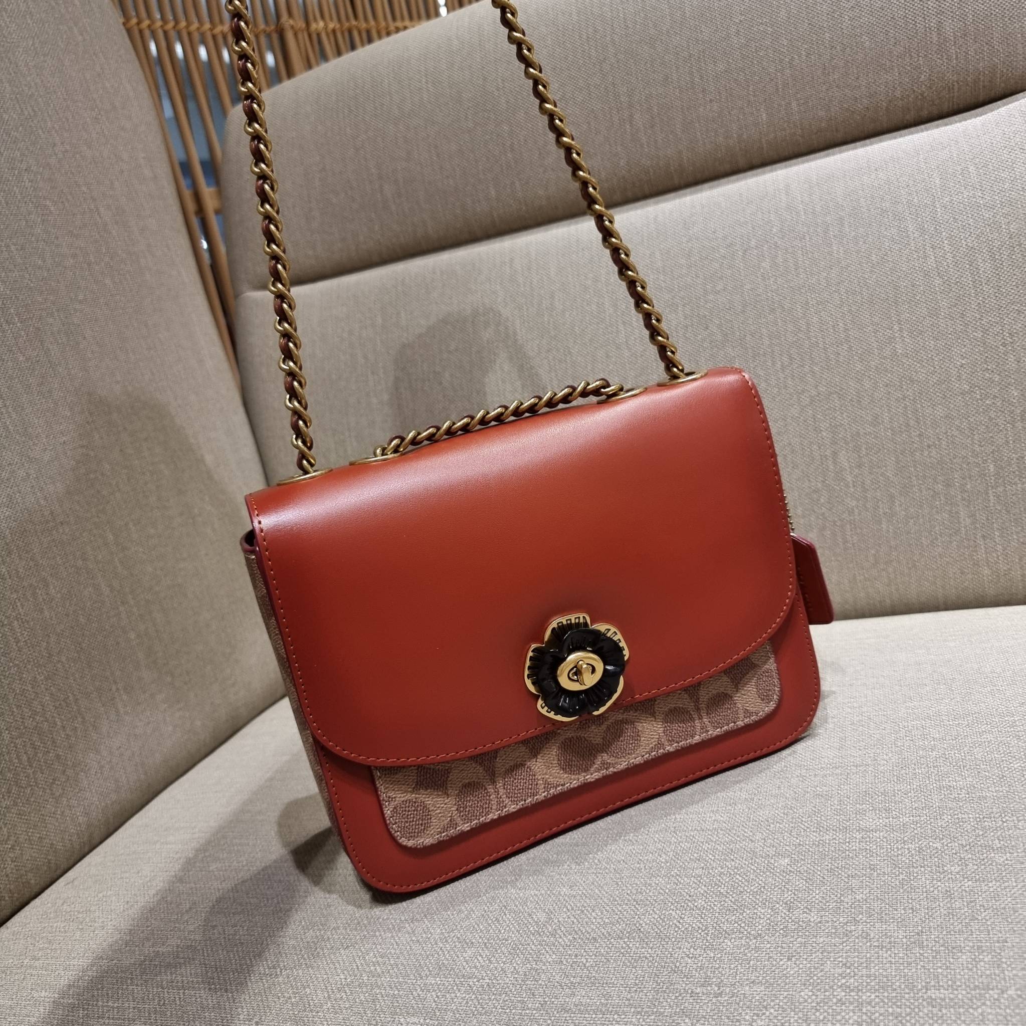 COACH C0827 MADISON SHOULDER BAG IN SIGNATURE CANVAS กระเป๋าสะพายข้าง รุ่นยอดฮิต ไซส์ใหญ่จุใจ ดีไซน์สวย โดดเด่นด้วยตัวล็อครูปดอกไม้ ตกแต่งตัดกันกับลายซีอย่างลงตัว วัสดุหนังแท้สลับหนังแคนวาสเคลือบลาย ภายในแบ่งสัดส่วนให้อย่างดี มาพร้อมสายสะพายในตัว ปรับใช้ไ