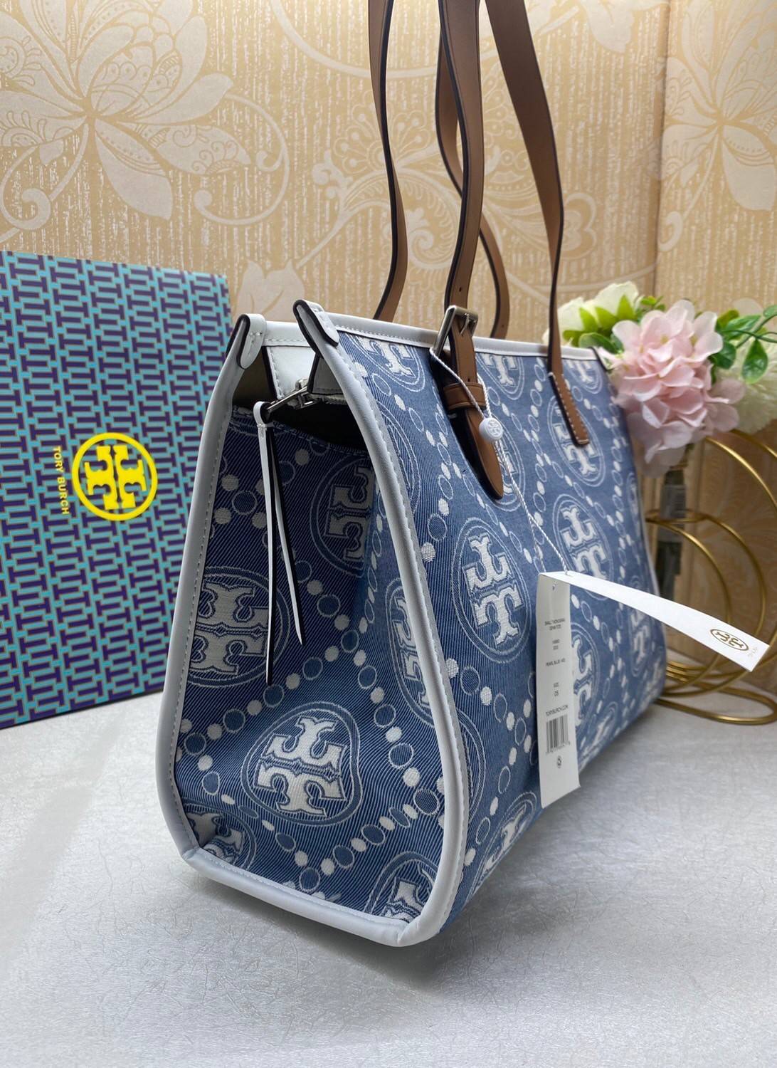Tory Burch Small T Monogram Denim Tote / Tory Burch Demim Jacquard Small Tote คอลเลคชั่นใหม่ กระเป๋าทรงโท้ท ทรงสี่เหลี่ยมใบใหญ่ วัสดุผ้าเดนิมสลับหนังแท้ ภายในช่องโล่งกว้างจุได้เยอะ