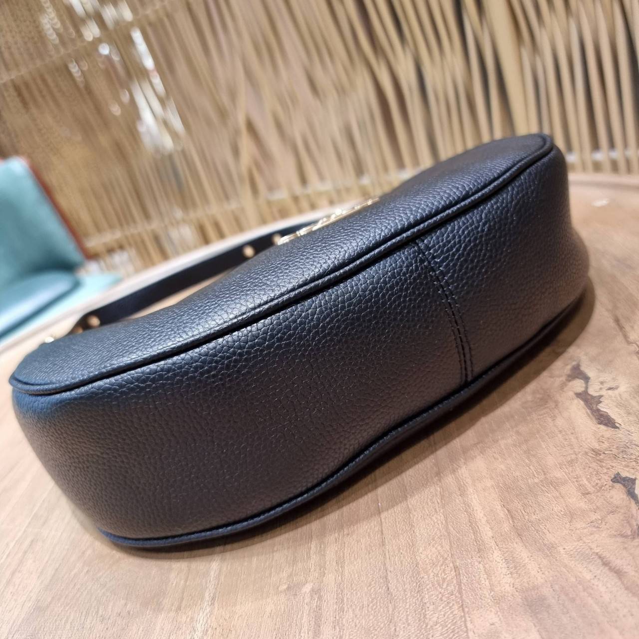 COACH C4108 BAILEY HOBO WITH WHIPSTITCH BEST SELLER ต้องมา!! กระเป๋าทรงโฮโบ ดีไซน์หรูหรา แมชท์ง่ายกับทุกไลฟ์สไตล์ วัสดุหนัง pepble หนังนิ่มสวย เปิด-ปิดด้วยซิปรูดใช้งานง่าย ภายในโล่งกว้าง สายคล้องสะพายไหล่ มีดีเทลน่ารักน่าใช้ ใช้งานสะดวกและง่ายต่อการใช้ชีว