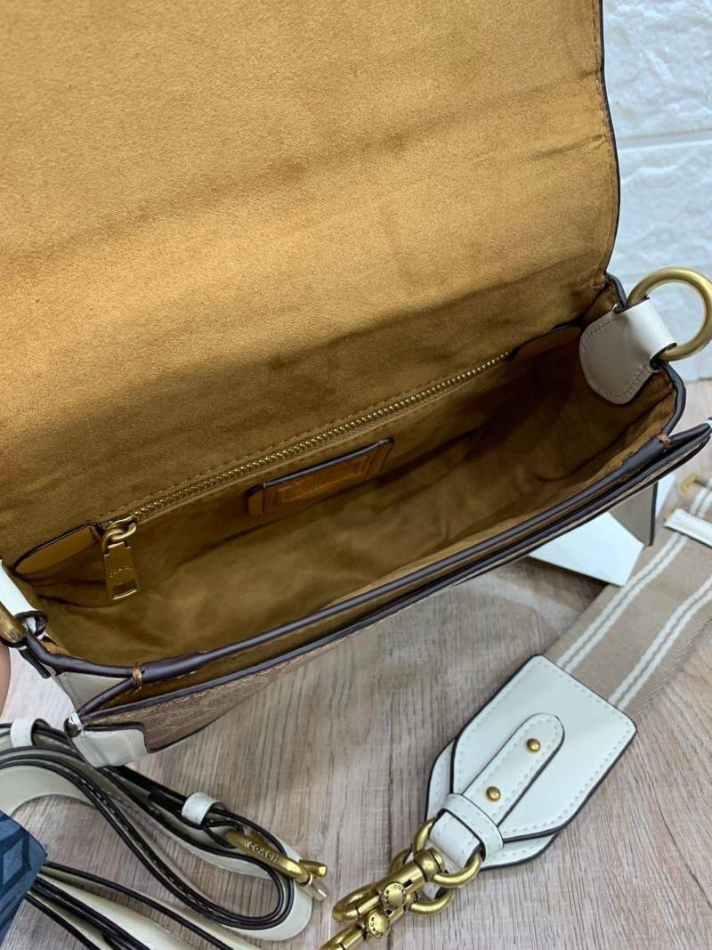COACH Beat Saddle Bag With Horse And Carriage Print คอลเลคชั่นใหม่ ดีไซน์หรูหรา พิเศษมากๆมาพร้อมสายสะพาย 2 เส้น ใช้คู่กันหรือแยกสะพายก็สวยครบสูตร กระเป๋าสะพายทรง saddle คลาสสิค เปิด-ปิดด้วยกระดุมแน่นหนา ภายในเป็นช่องโล่ง ใส่ของได้ครบครัน สาวๆใช้เป็น every