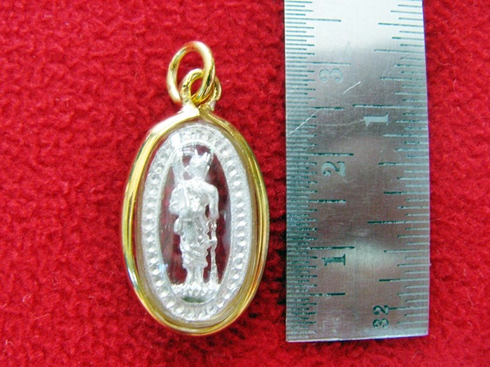 จี้พระสิวลีปางธุดงค์ เนื้อเงินพ่นทรายล้อมเพชร เลี่ยมทองไมครอน(เหมาะสำหรับผู้ค้าขาย)ค่ะ