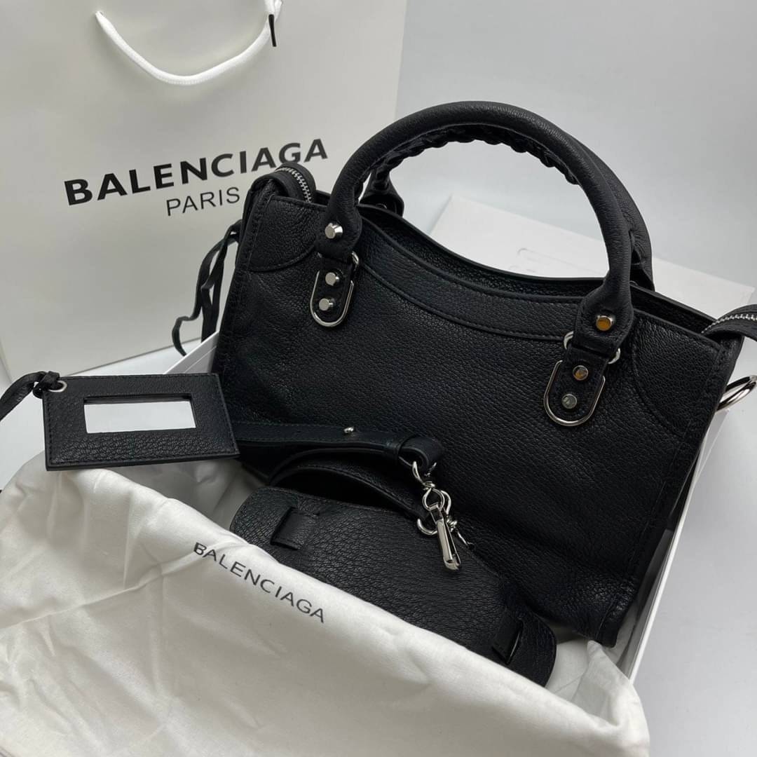 หนังแท้ BALENCIAGA CLASSIC CITY SMALL SHOULDER BAG in black Arena lambskin อะไหล่เงิน / ทอง การสร้างสรรค์ที่มีเอกลักษณ์เฉพาะตัว หรูหรา สีดำคลาสสิก วัสดุหนังแกะแท้ทั้งใบ ภายในโล่งกว้างจุของได้เยอะ เกรดออริจินอล ตอบโจทย์ได้ทุกลุค ทุกไลฟ์สไตล์ คูลๆ เท่ๆ ภาพส