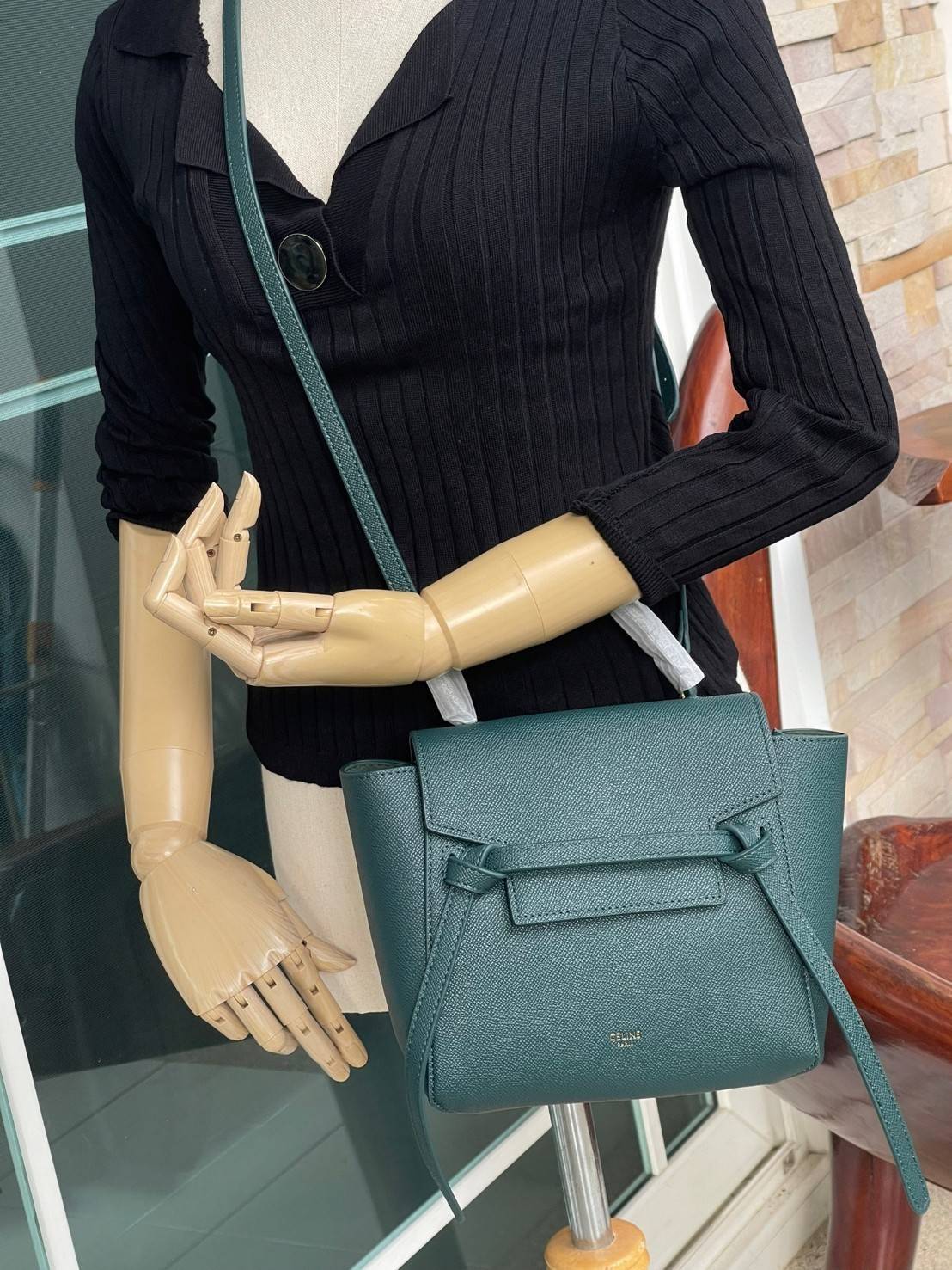 Celine NANO BELT BAG กระเป๋ารุ่น Belt Bag จาก CELINE เป็นกระเป๋าถือที่มีสไตล์มินิมอล และดูเรียบง่าย แต่หรูหรา ครองใจสาวก CELINE ได้เป็นอย่างดี โดยรวมแล้วรูปทรงของกระเป๋าถือว่าออกแบบมาได้อย่างพอดี ไม่มากหรือน้อยจนเกินไป คือช่วยให้คุณดึงดูดสายตาของผู้คนให้ม