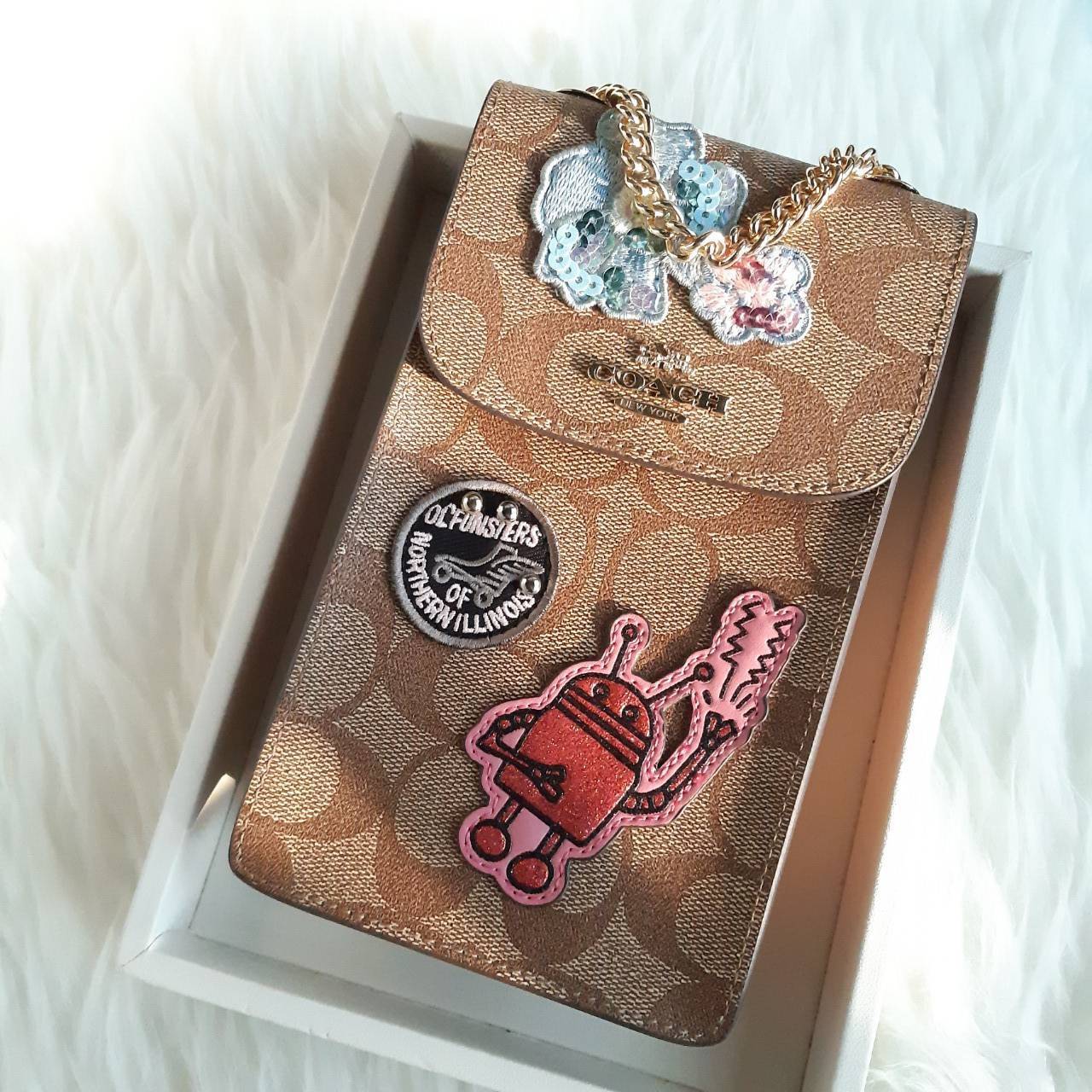 COACH PHONE CASE CROSSBODY BAG ((73486//76988//76357//39955//91046)) COACH NORTH/SOUTH CROSSBODY IN SIGNATURE CANVAS กระเป๋าใส่โทรศัพท์รุ่นนี้ มีความโดดเด่นทั้งดีไซน์และคุณสมบัติในการใช้งาน ด้วยลวดลายที่มีซิกเนเจอร์เป็นเอกลักษณ์แล้ว ด้านหลังยังมีช่องใส่กา